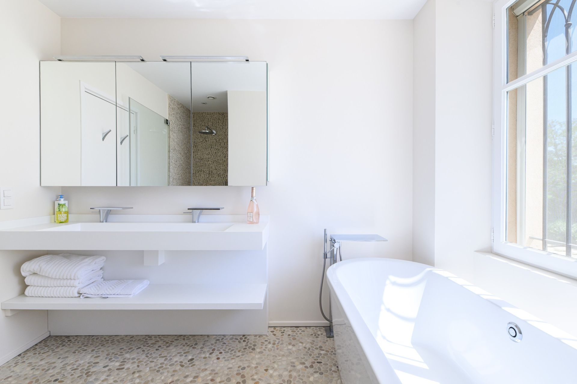 luxury apartment 6 Rooms for sale on ST TROPEZ (83990)