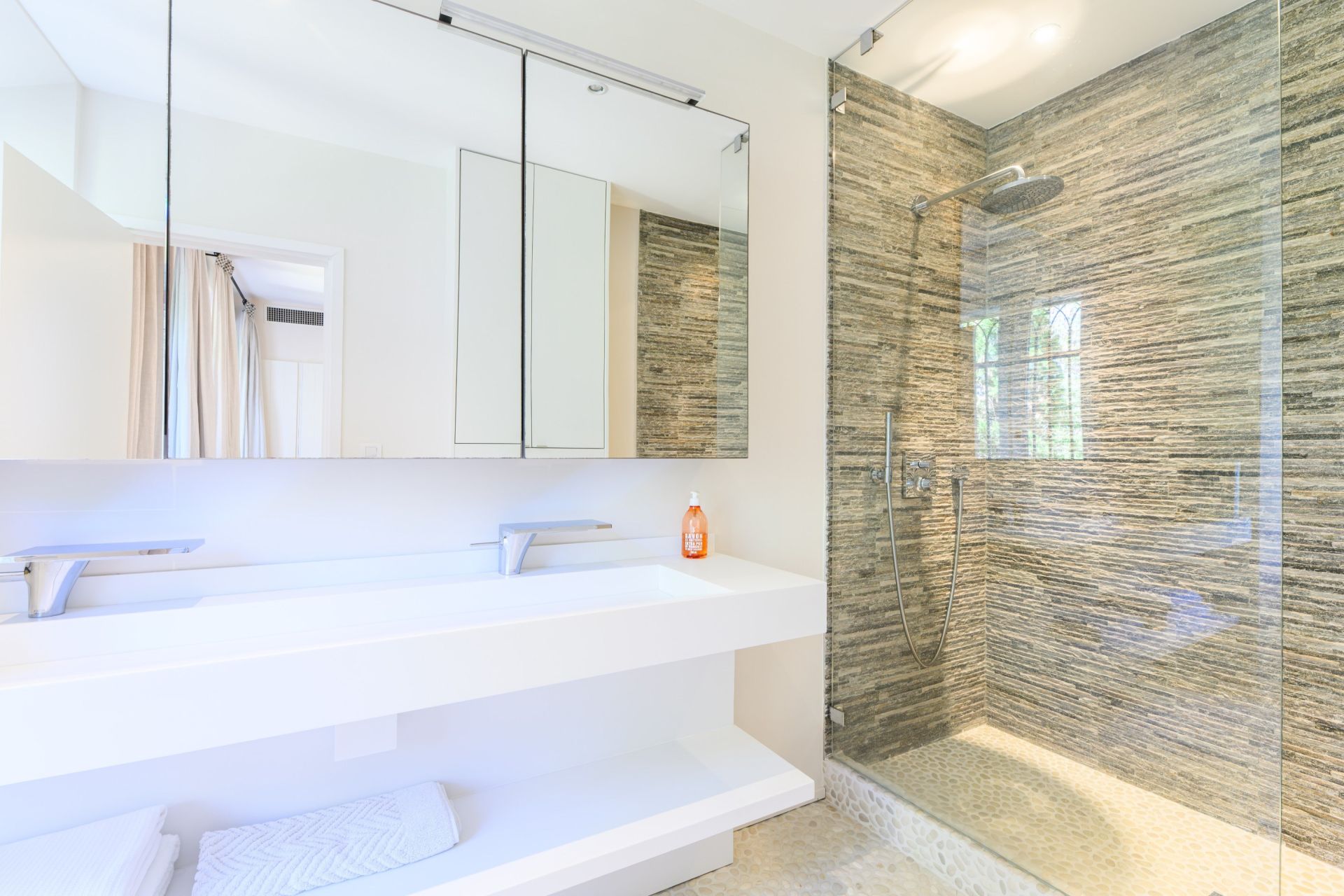 luxury apartment 6 Rooms for sale on ST TROPEZ (83990)