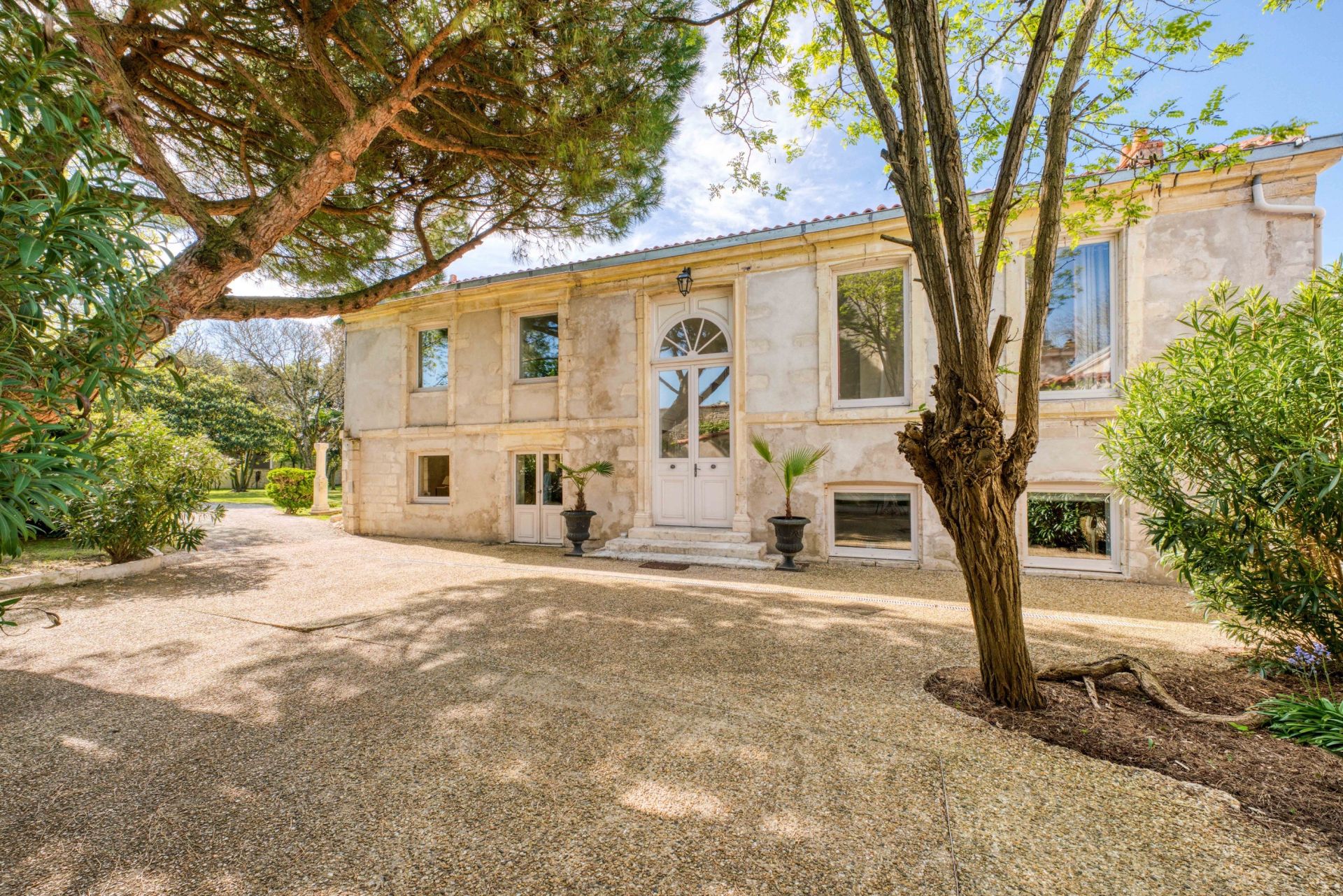 luxury house 10 Rooms for sale on LA ROCHELLE (17000)