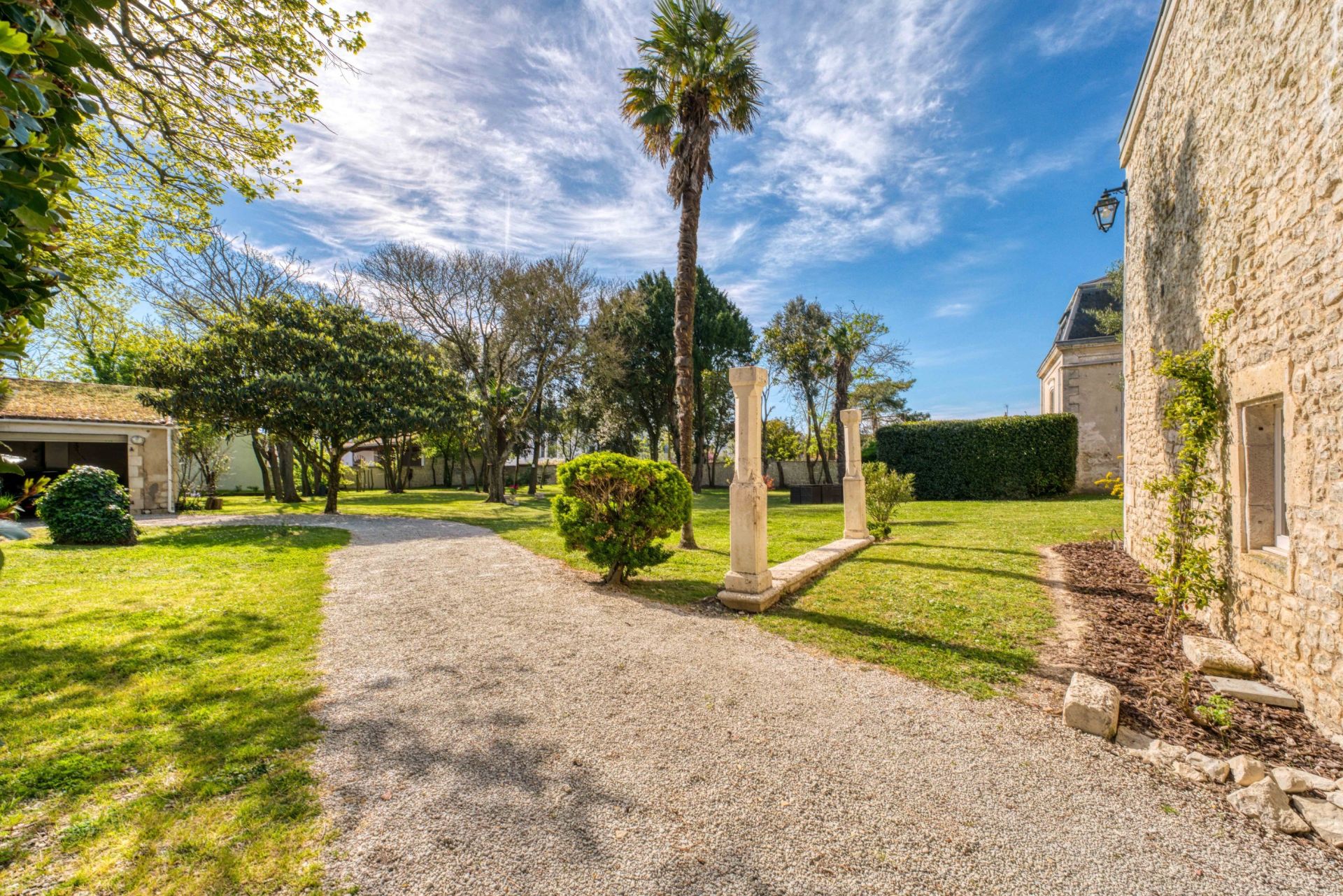 luxury house 10 Rooms for sale on LA ROCHELLE (17000)