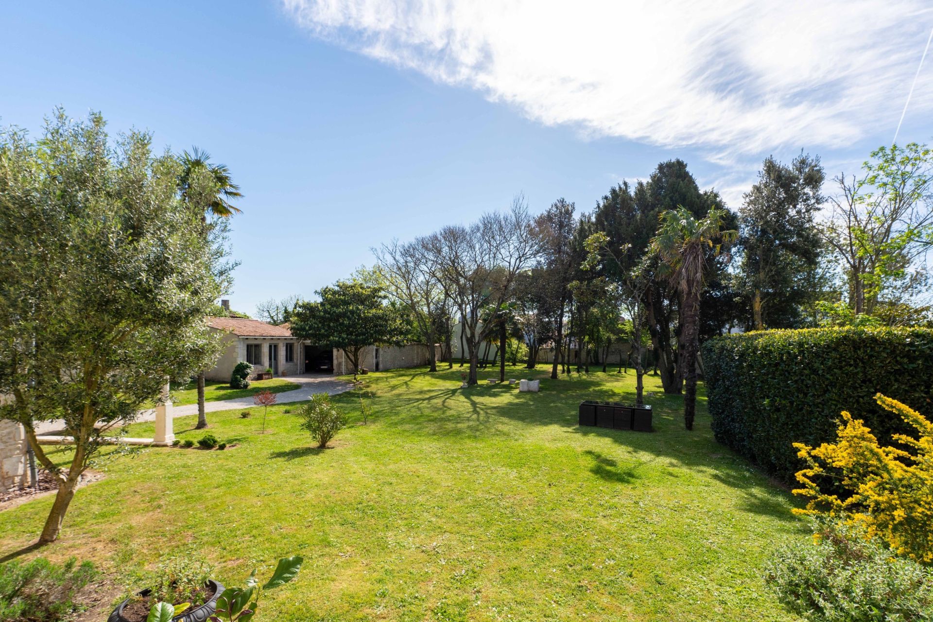 luxury house 10 Rooms for sale on LA ROCHELLE (17000)