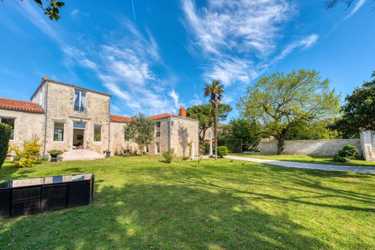 luxury house 10 Rooms for sale on LA ROCHELLE (17000)