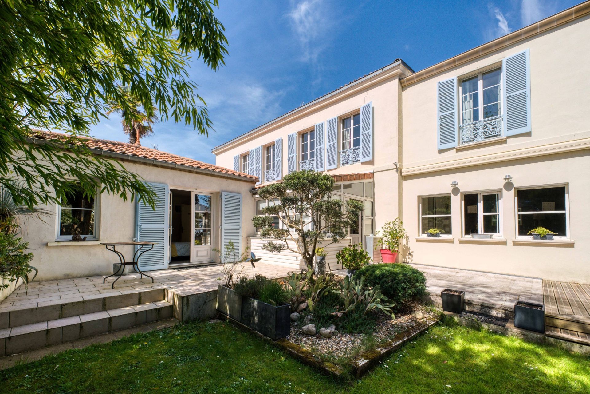 luxury house 6 Rooms for sale on AYTRE (17440)