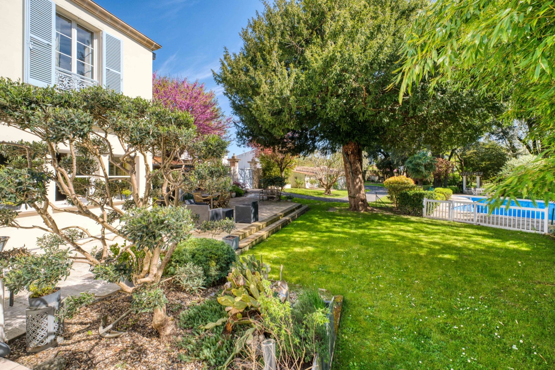 luxury house 6 Rooms for sale on AYTRE (17440)