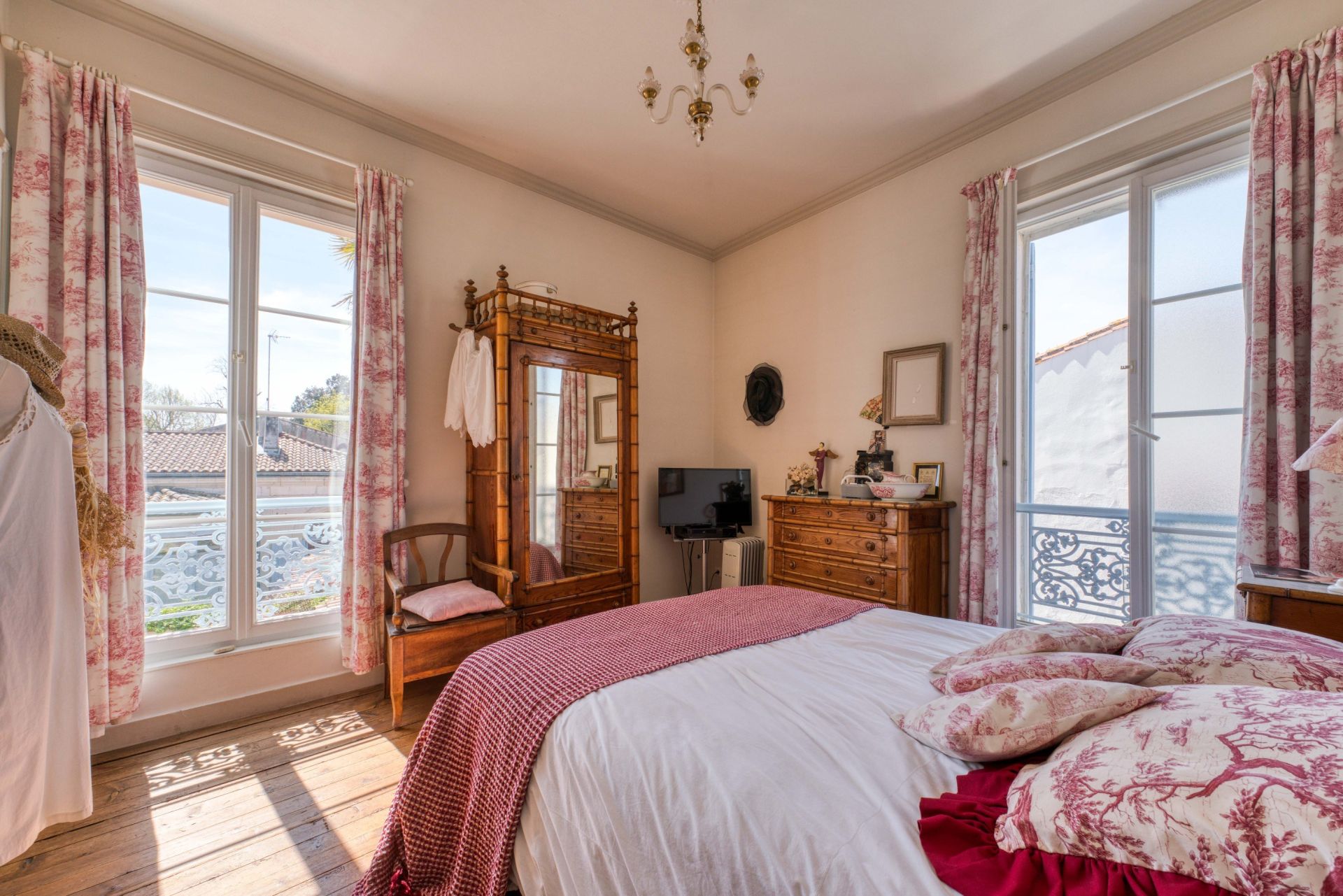 luxury house 6 Rooms for sale on AYTRE (17440)