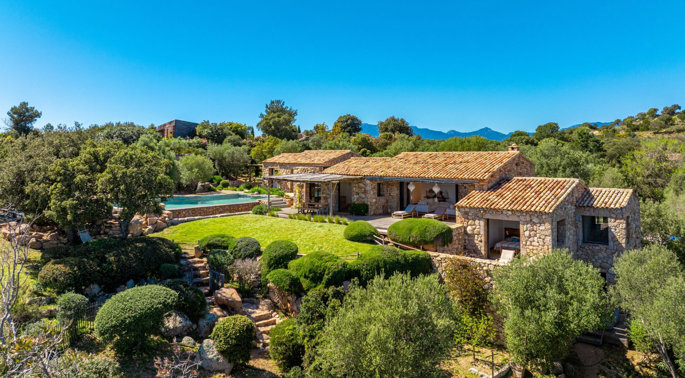 luxury villa 10 Rooms for sale on PORTO VECCHIO (20137)