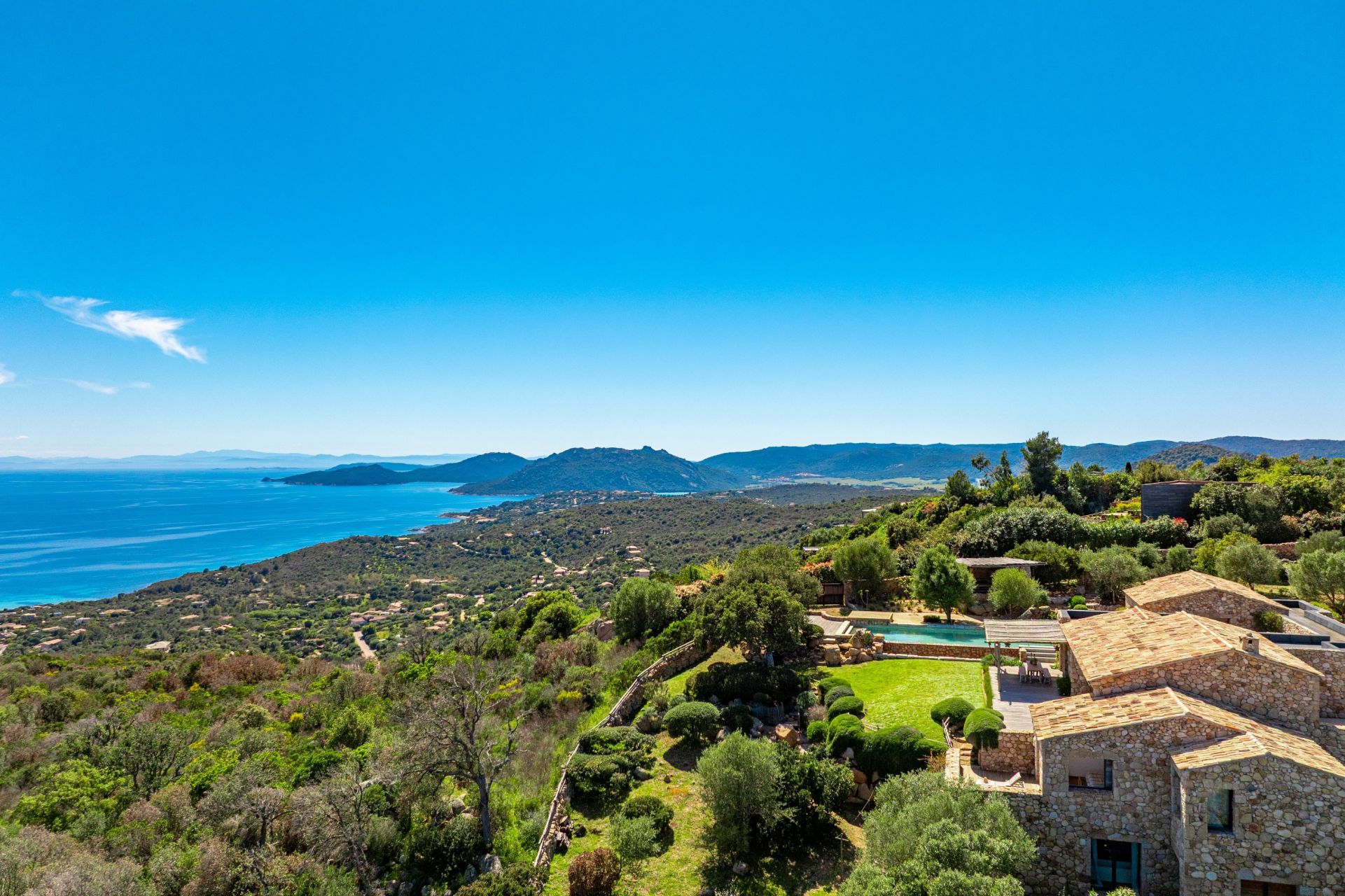 luxury villa 10 Rooms for sale on PORTO VECCHIO (20137)
