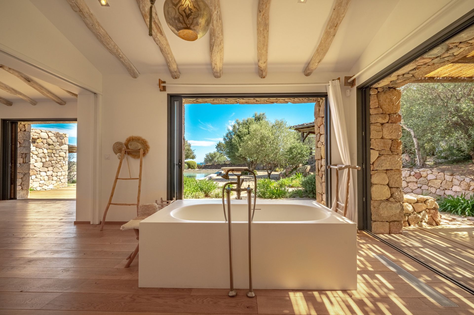 luxury villa 10 Rooms for sale on PORTO VECCHIO (20137)