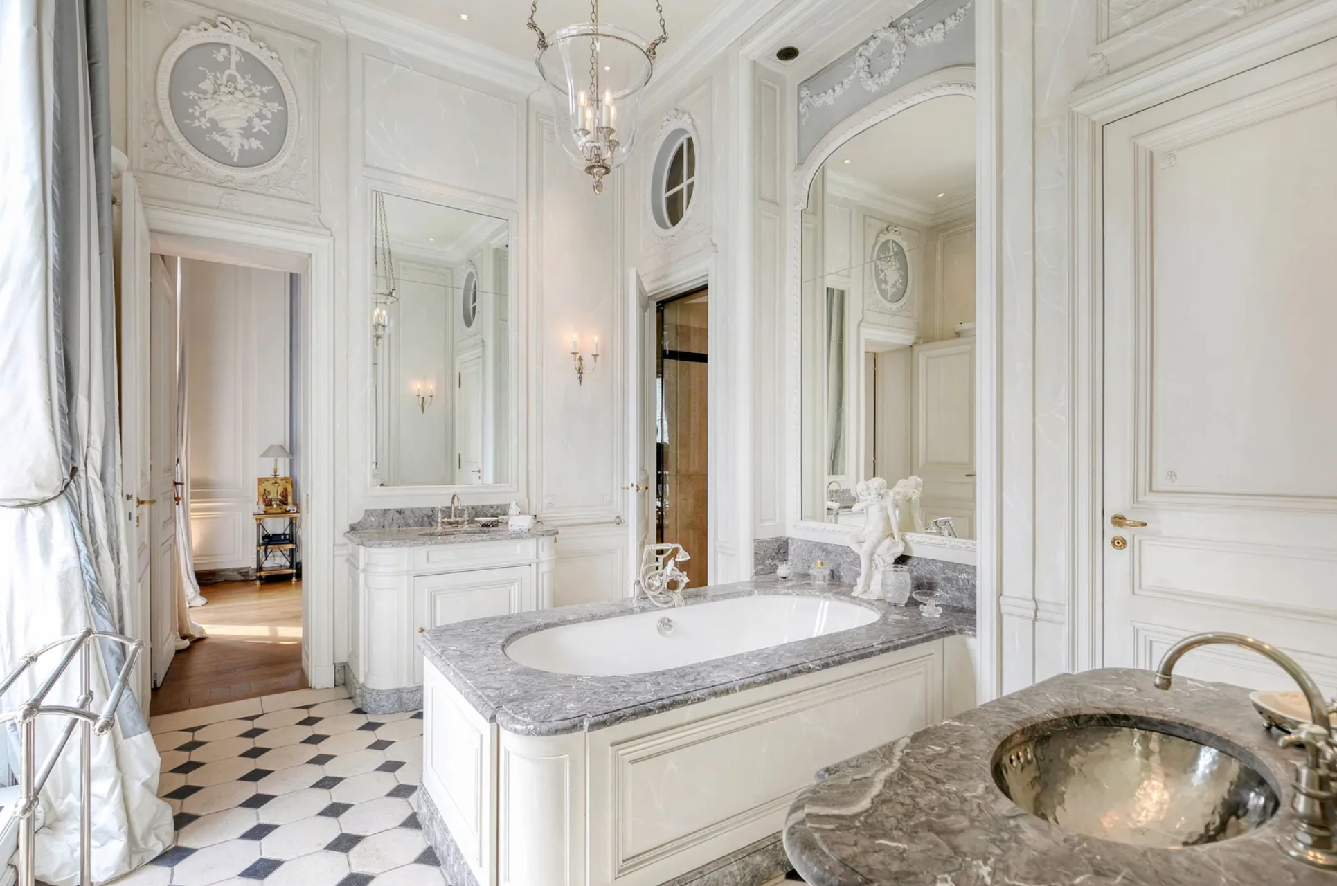 luxury apartment 7 Rooms for sale on PARIS (75016)