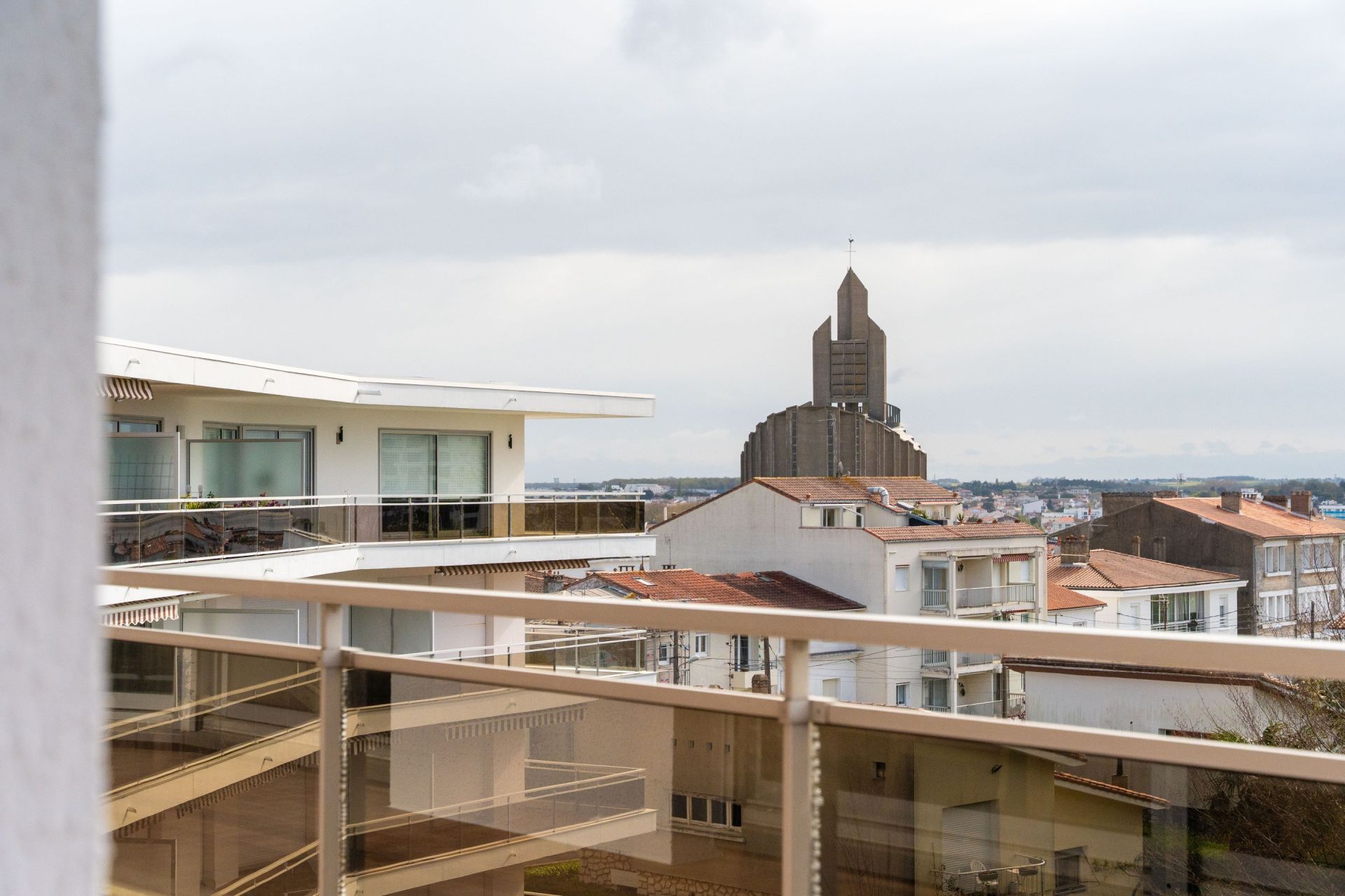 luxury apartment 6 Rooms for sale on ROYAN (17200)
