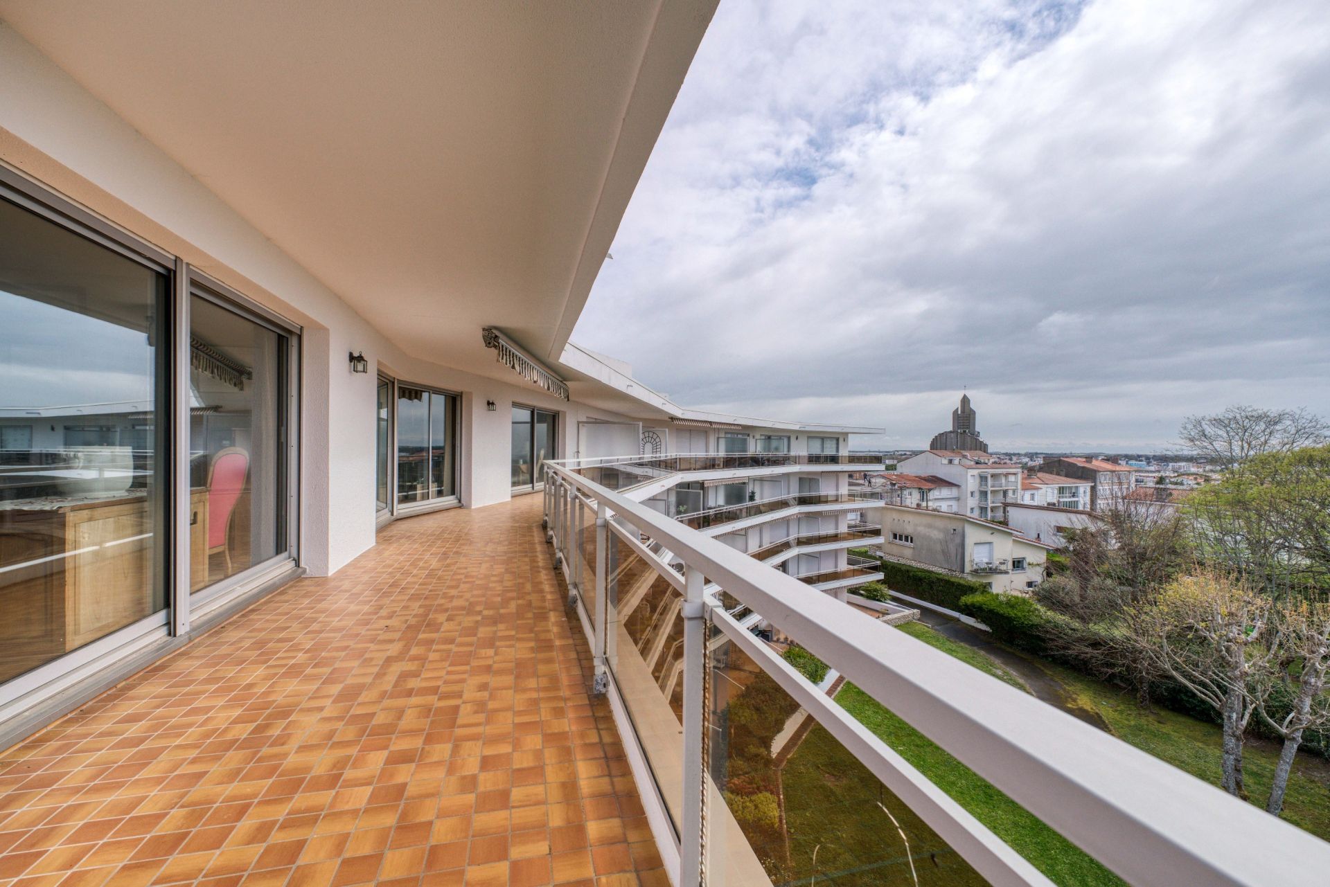 luxury apartment 6 Rooms for sale on ROYAN (17200)