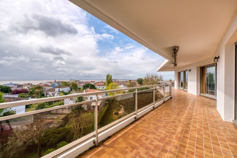 luxury apartment 6 Rooms for sale on ROYAN (17200)