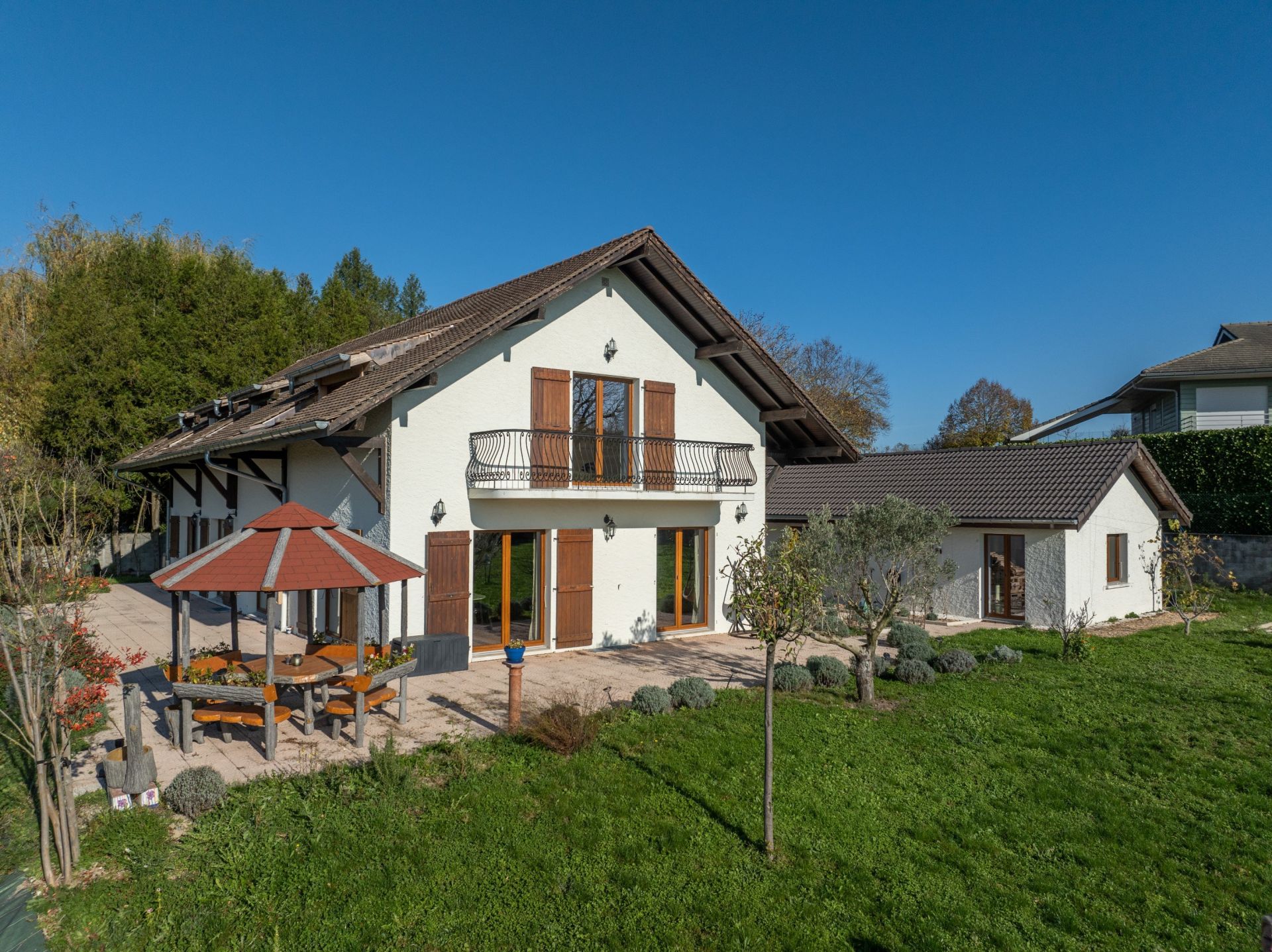 luxury house 9 Rooms for sale on CHENS SUR LEMAN (74140)