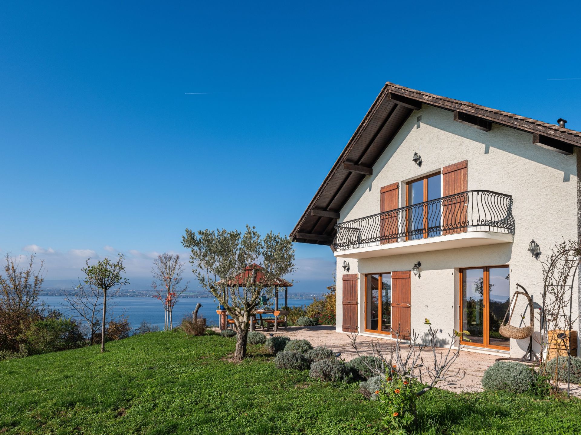 luxury house 9 Rooms for sale on CHENS SUR LEMAN (74140)