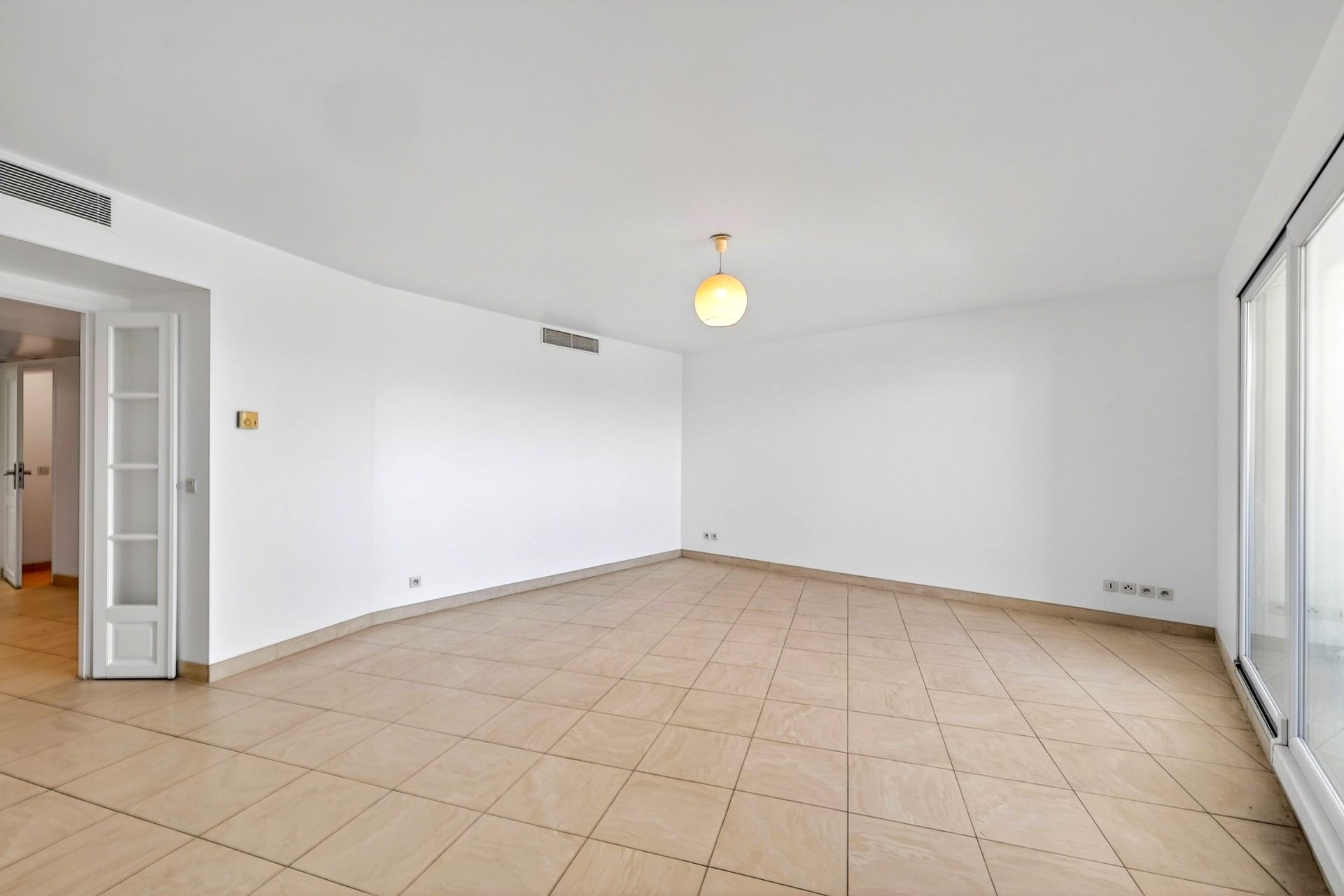 luxury apartment 4 Rooms for sale on MARSEILLE (13007)
