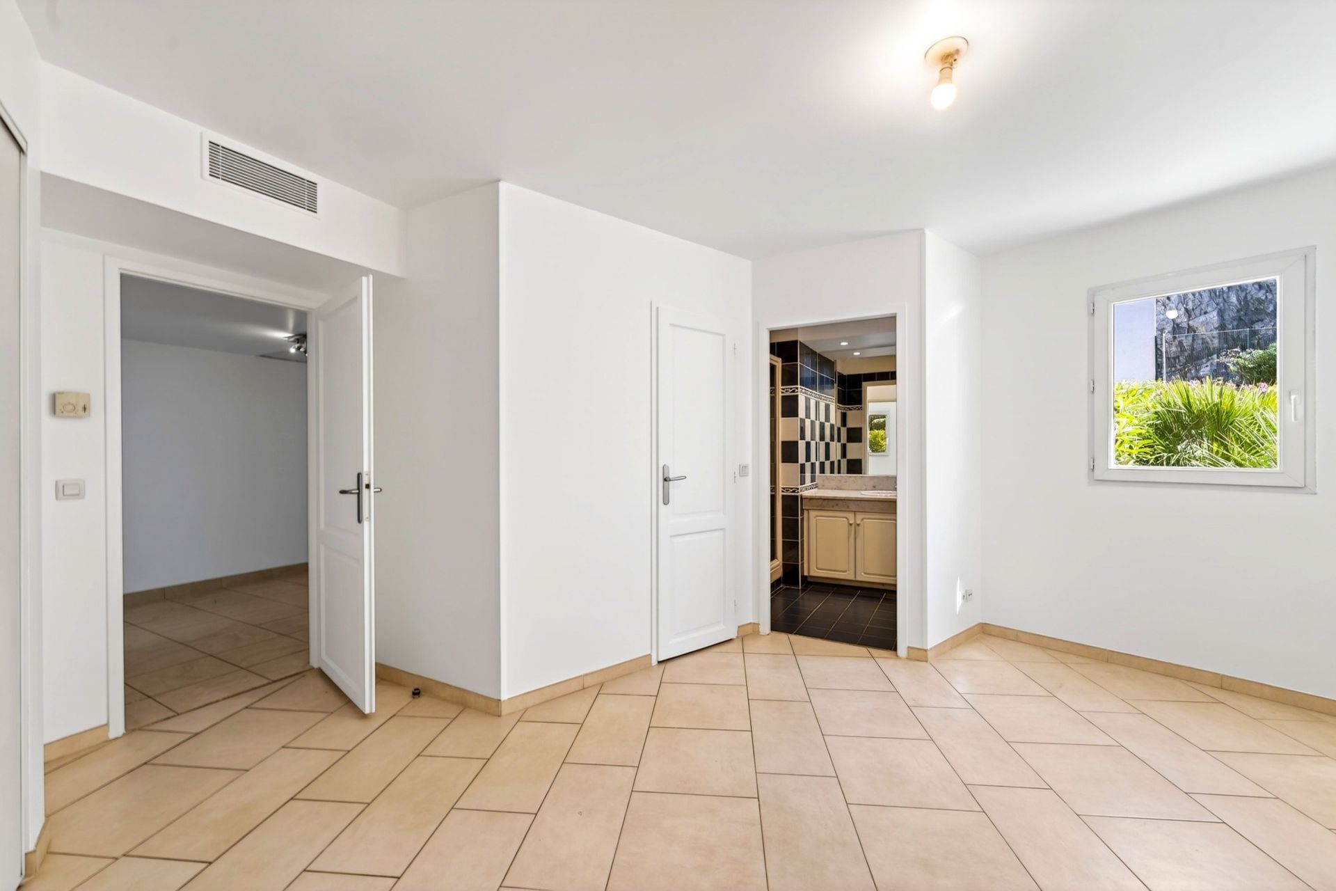 luxury apartment 4 Rooms for sale on MARSEILLE (13007)