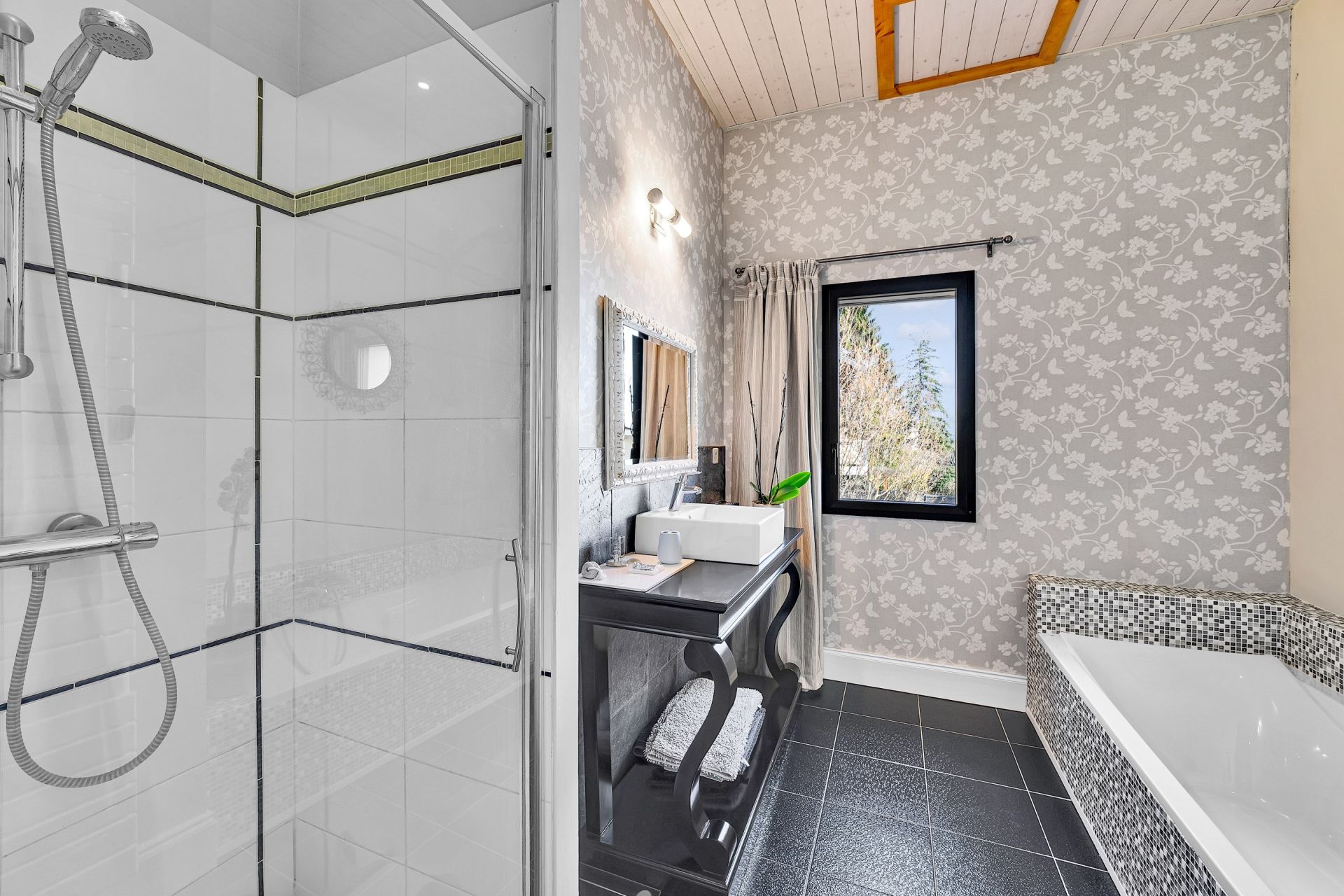 luxury house 8 Rooms for sale on DIVONNE LES BAINS (01220)