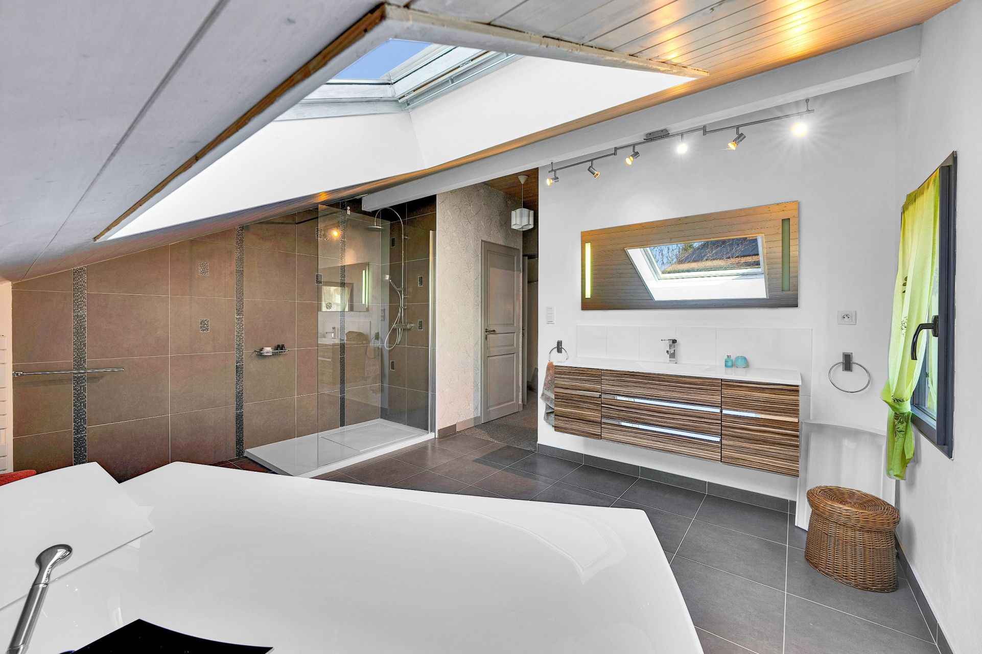 luxury house 8 Rooms for sale on DIVONNE LES BAINS (01220)