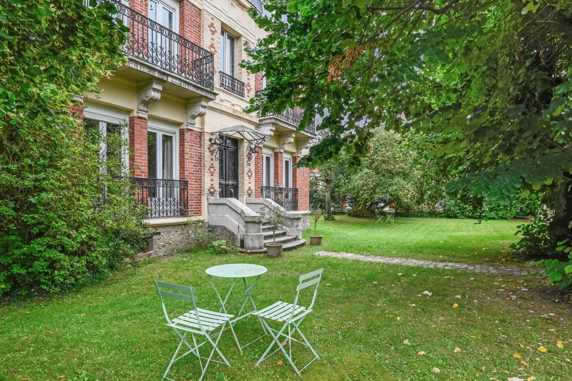 mansion 9 Rooms for sale on SONCHAMP (78120)
