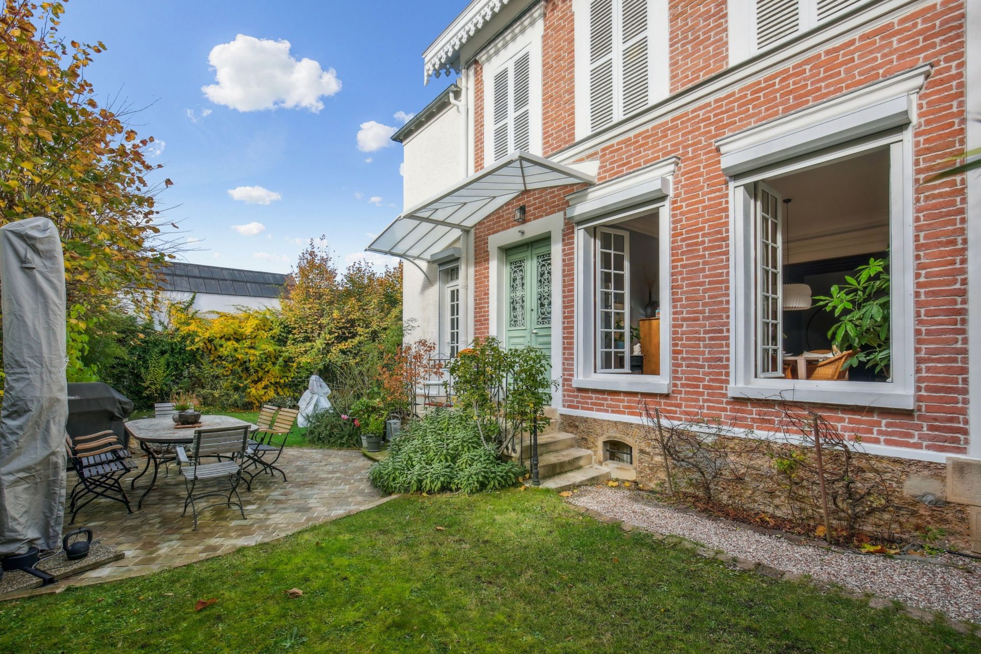luxury house 7 Rooms for sale on LA CELLE ST CLOUD (78170)