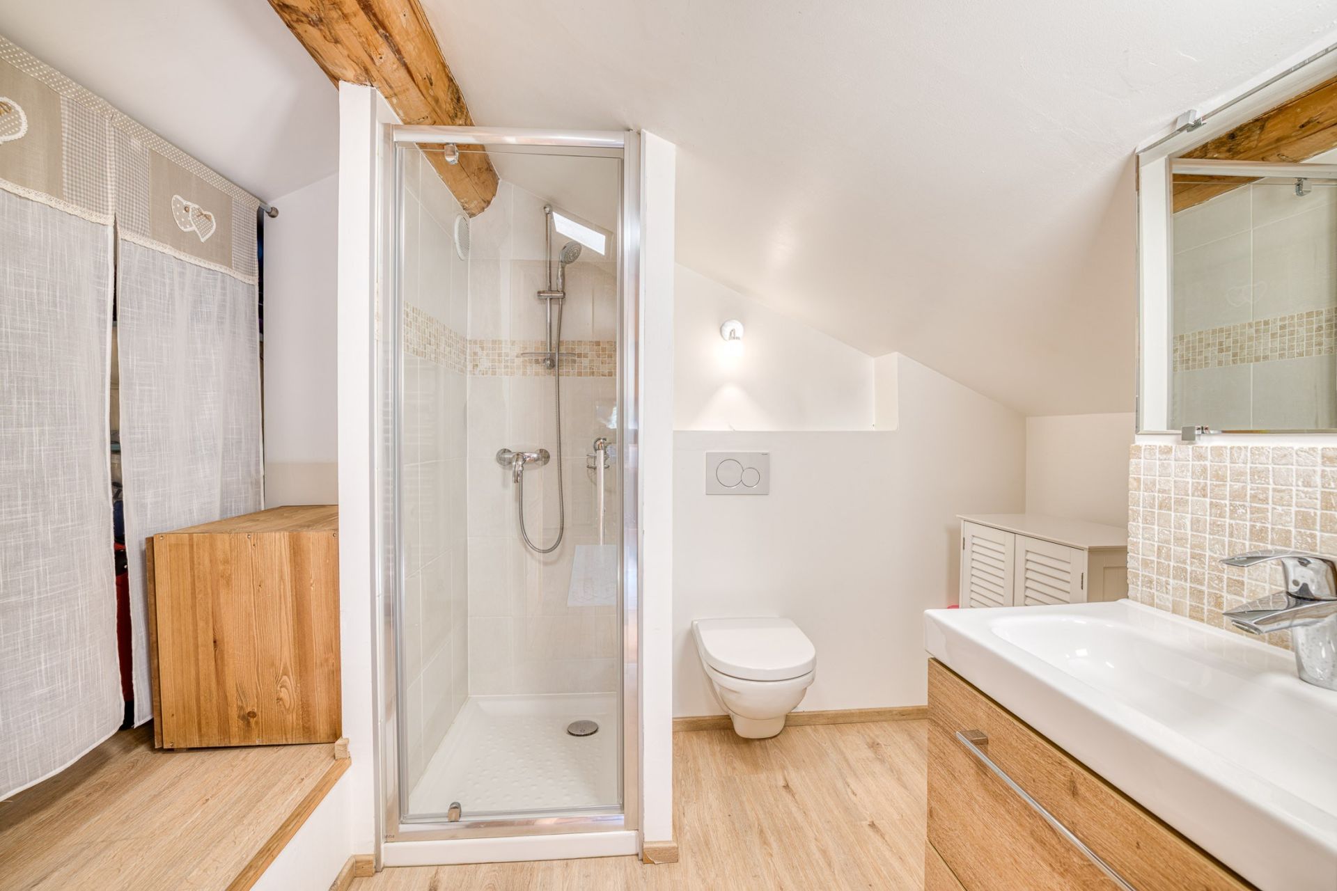luxury apartment 4 Rooms for sale on MANIGOD (74230)