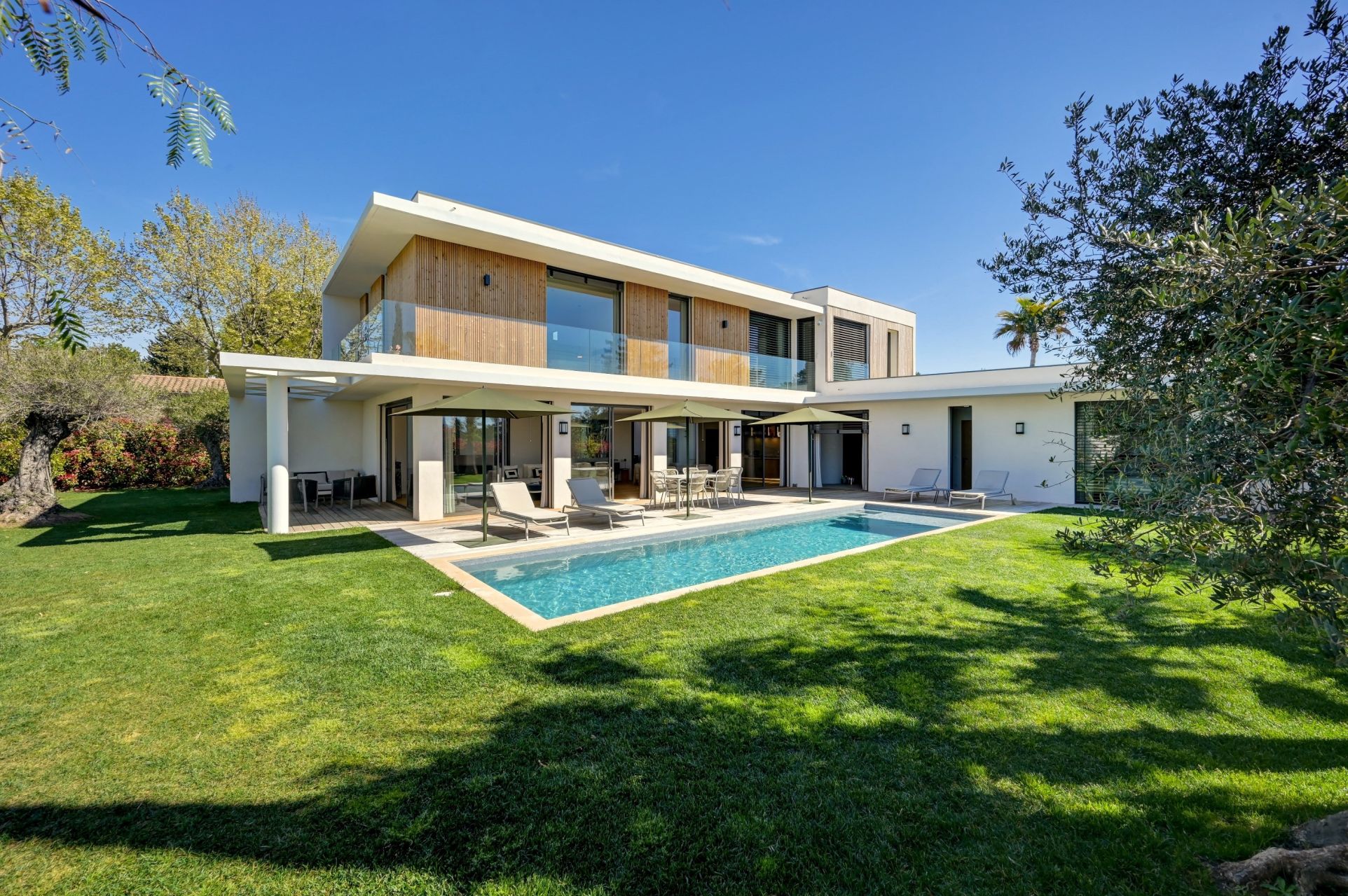 luxury house 8 Rooms for sale on AIX EN PROVENCE (13100)