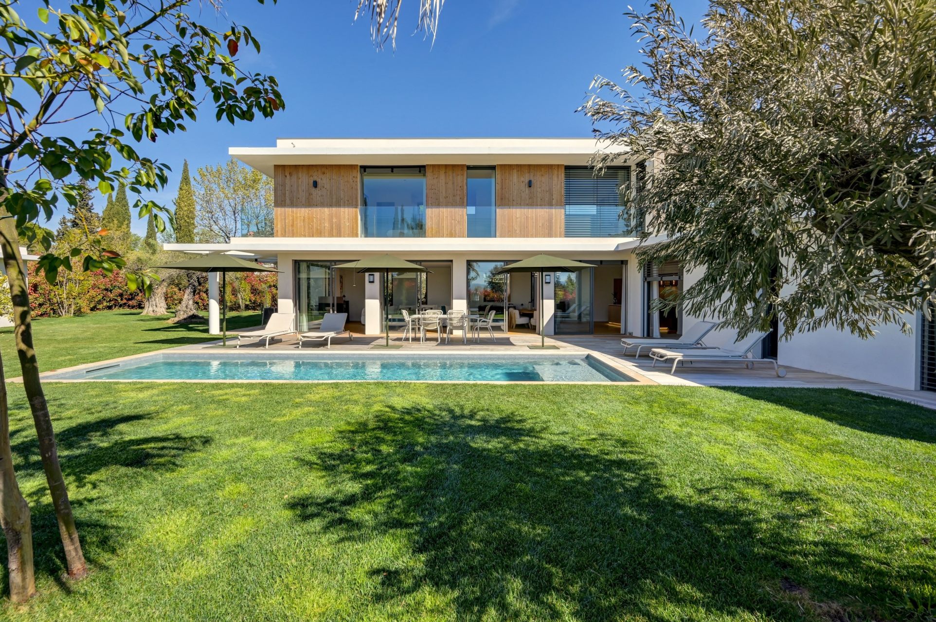 luxury house 8 Rooms for sale on AIX EN PROVENCE (13100)