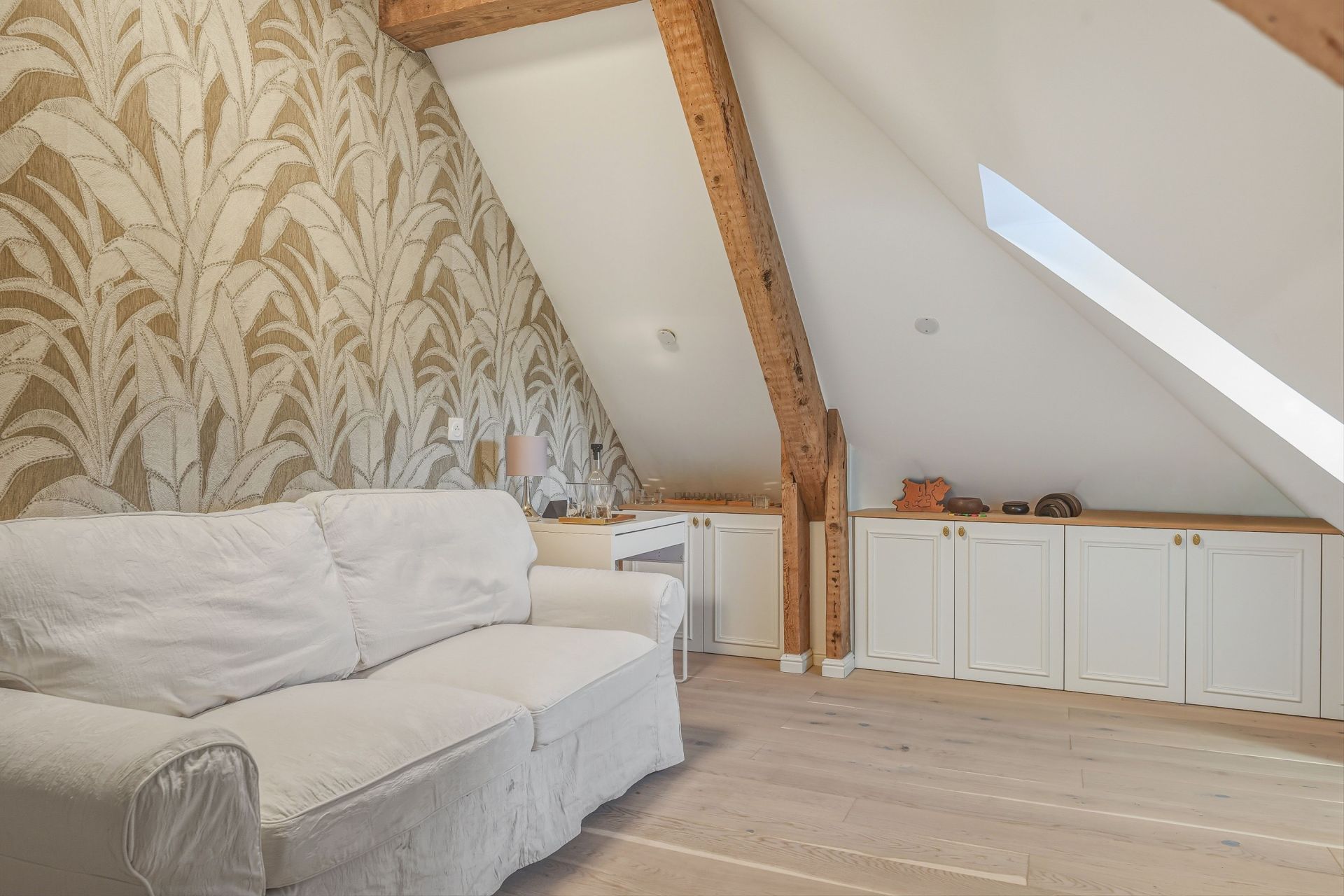 luxury apartment 5 Rooms for sale on CHEVRY (01170)