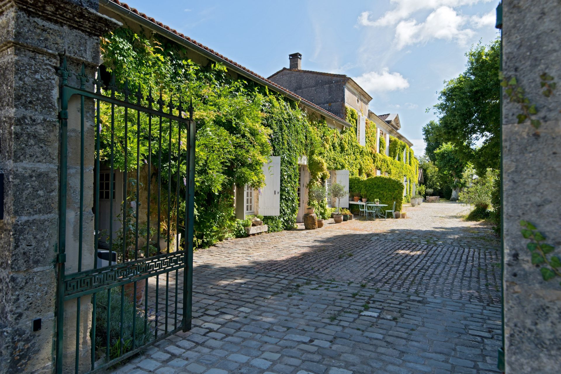 castle 12 Rooms for sale on BORDEAUX (33000)
