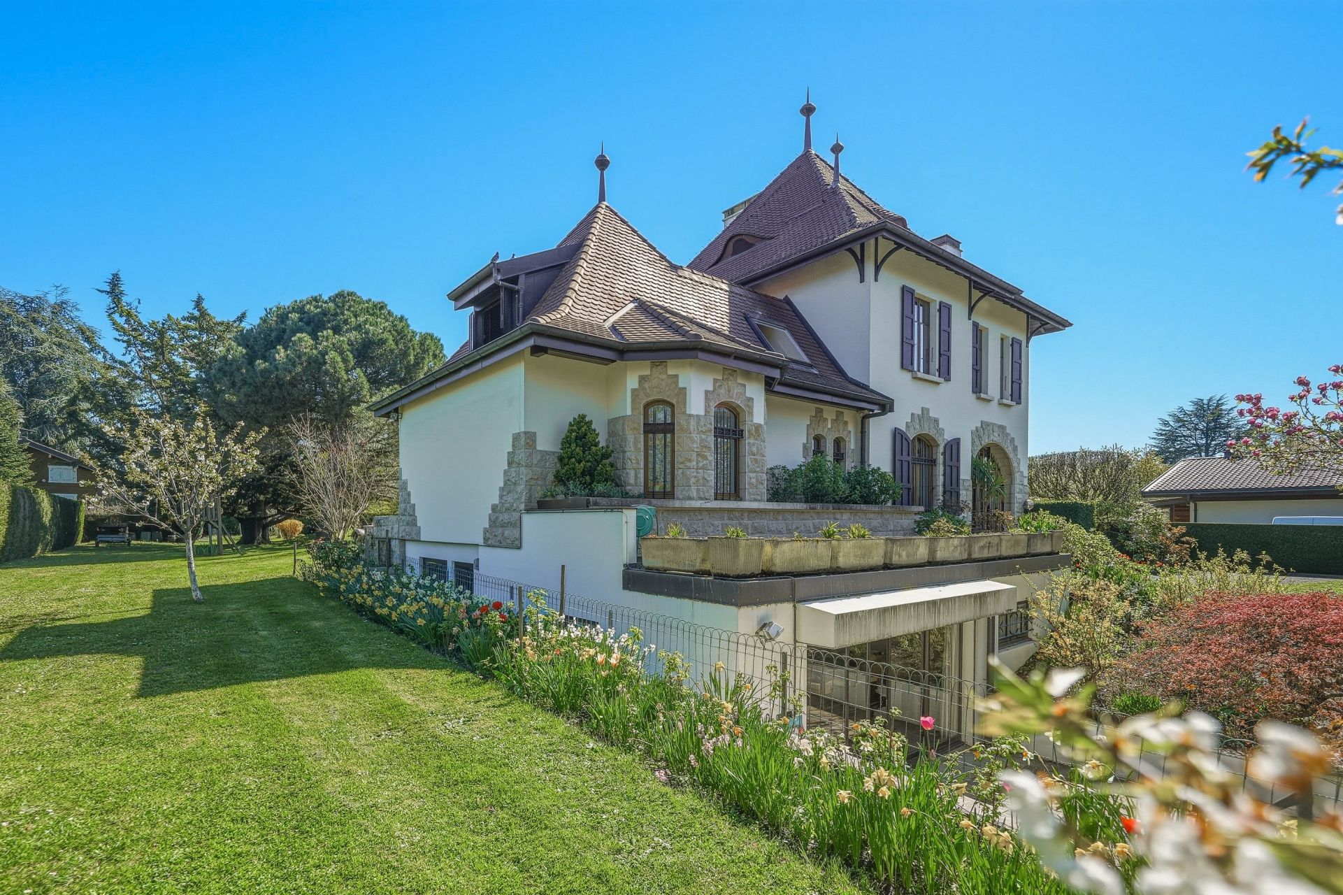 luxury house 9 Rooms for sale on THONON LES BAINS (74200)