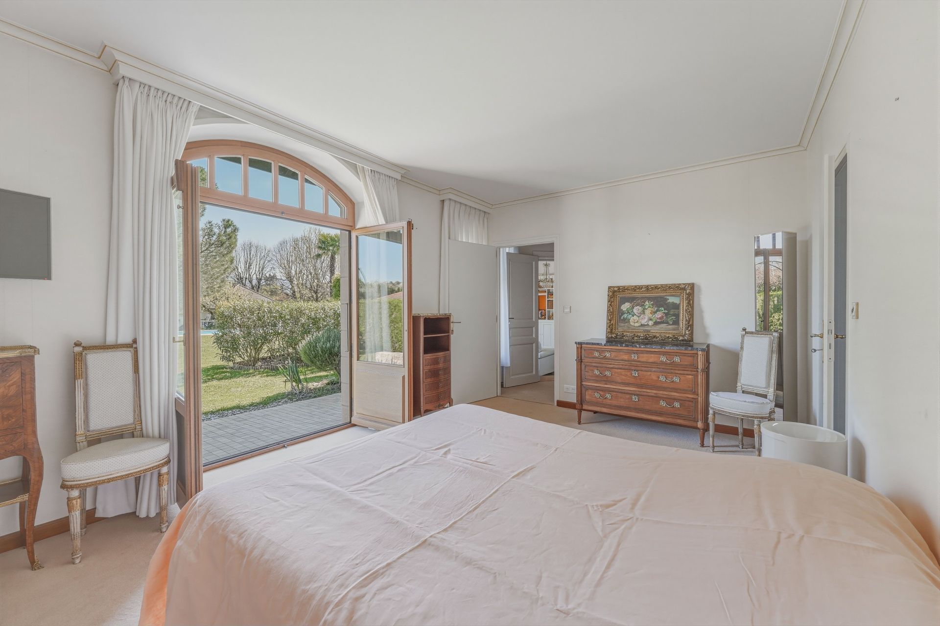 luxury house 9 Rooms for sale on THONON LES BAINS (74200)