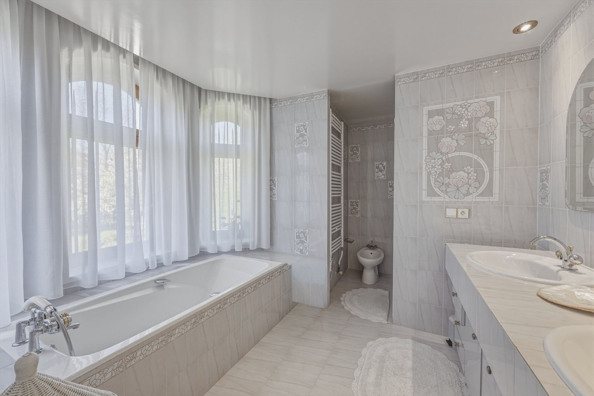 luxury house 9 Rooms for sale on THONON LES BAINS (74200)