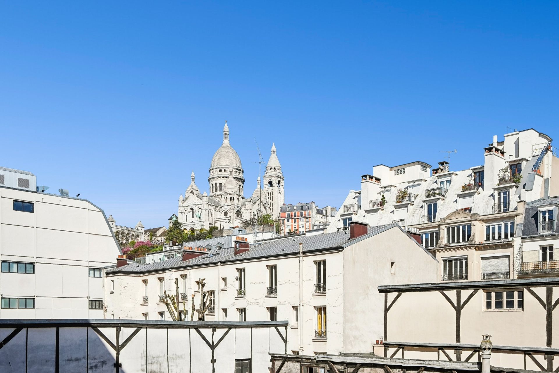 luxury apartment 2 Rooms for sale on PARIS (75018)