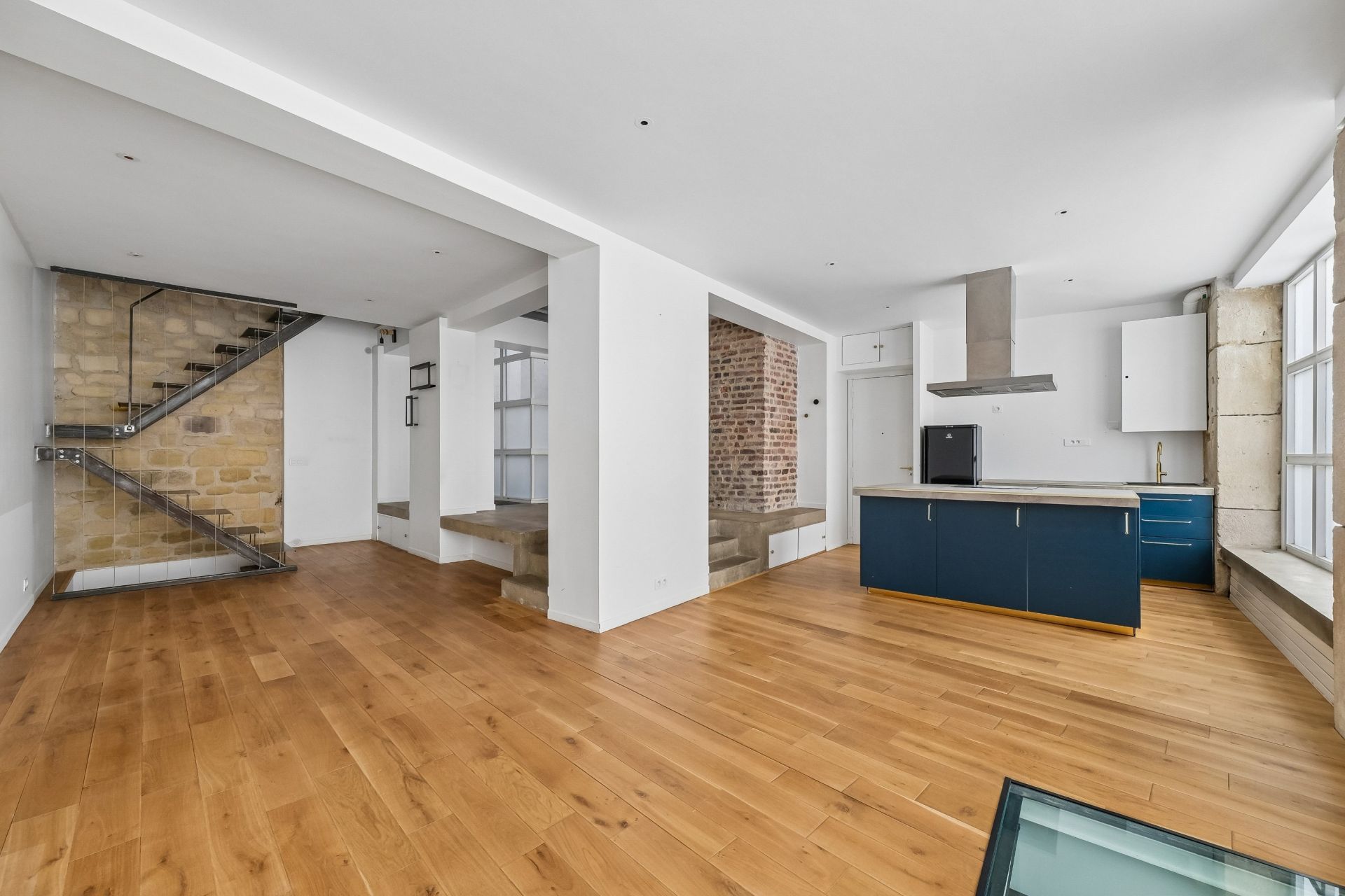 luxury loft 6 Rooms for sale on PARIS (75018)