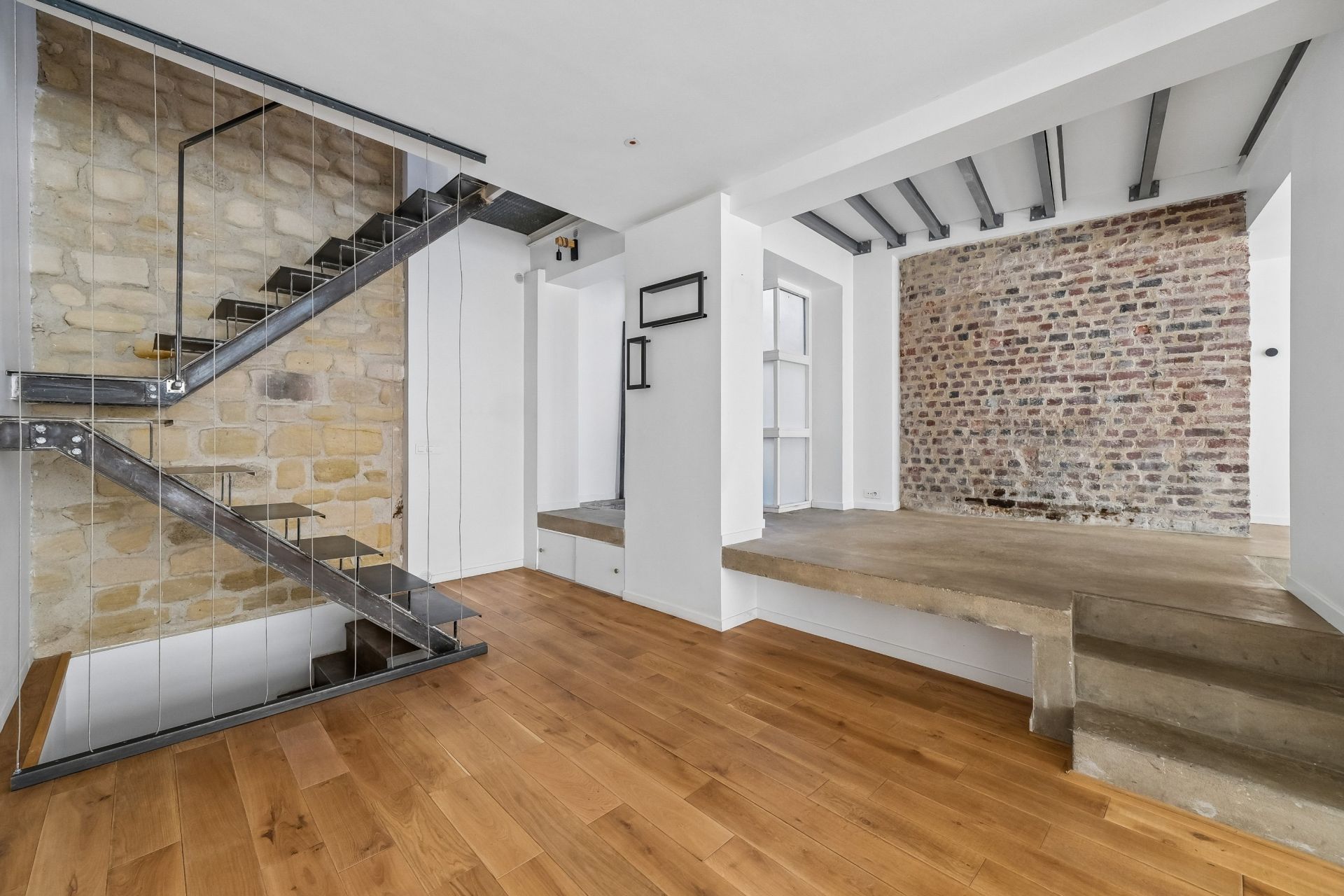 luxury loft 6 Rooms for sale on PARIS (75018)