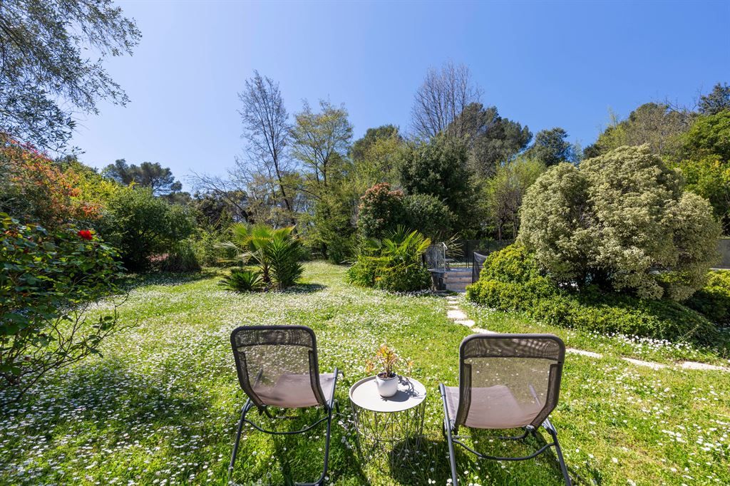 luxury villa 5 Rooms for sale on ROQUEFORT LES PINS (06330)