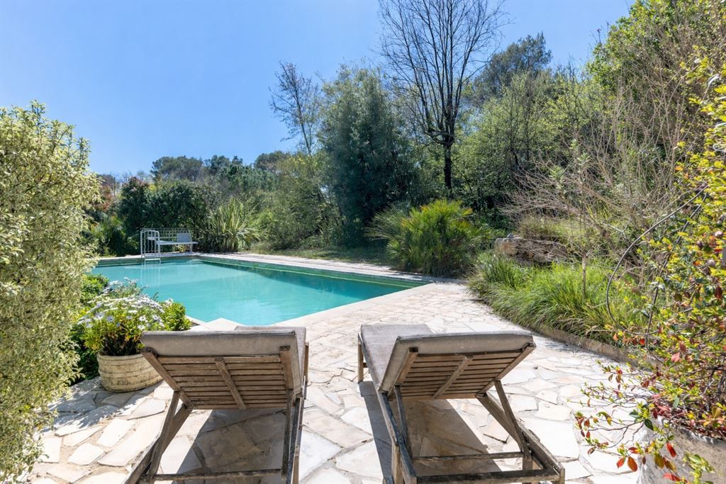 luxury villa 5 Rooms for sale on ROQUEFORT LES PINS (06330)