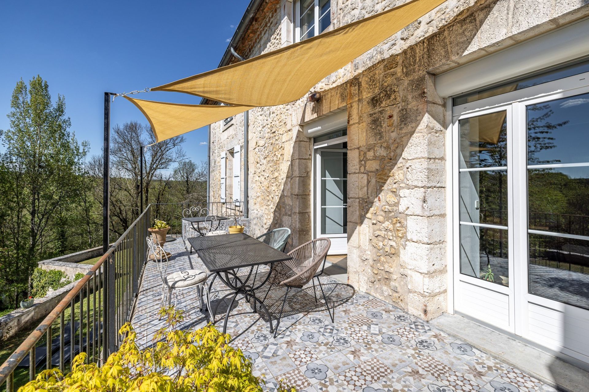 luxury house 10 Rooms for sale on BRANTOME (24310)
