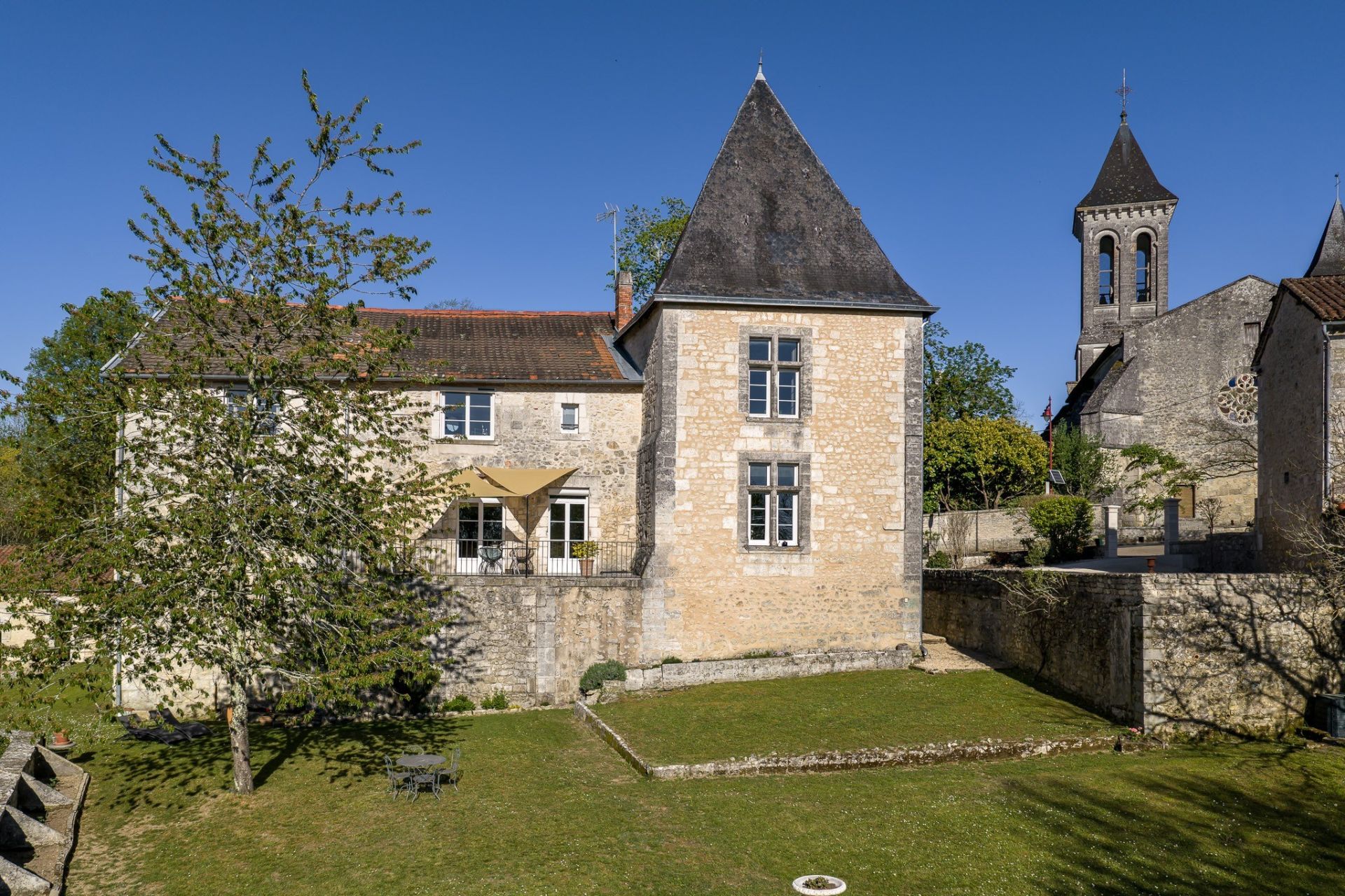 luxury house 10 Rooms for sale on BRANTOME (24310)