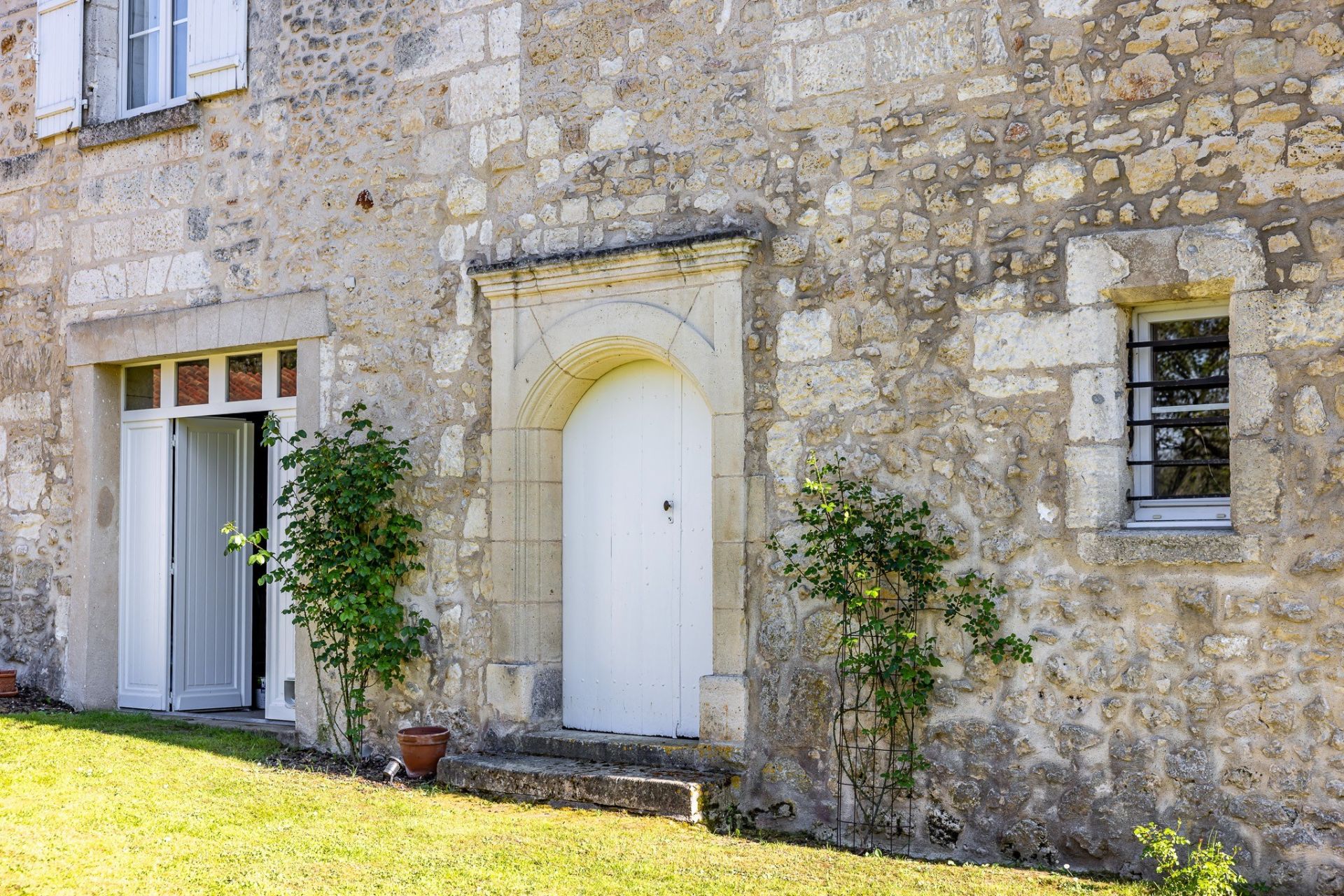 luxury house 10 Rooms for sale on BRANTOME (24310)