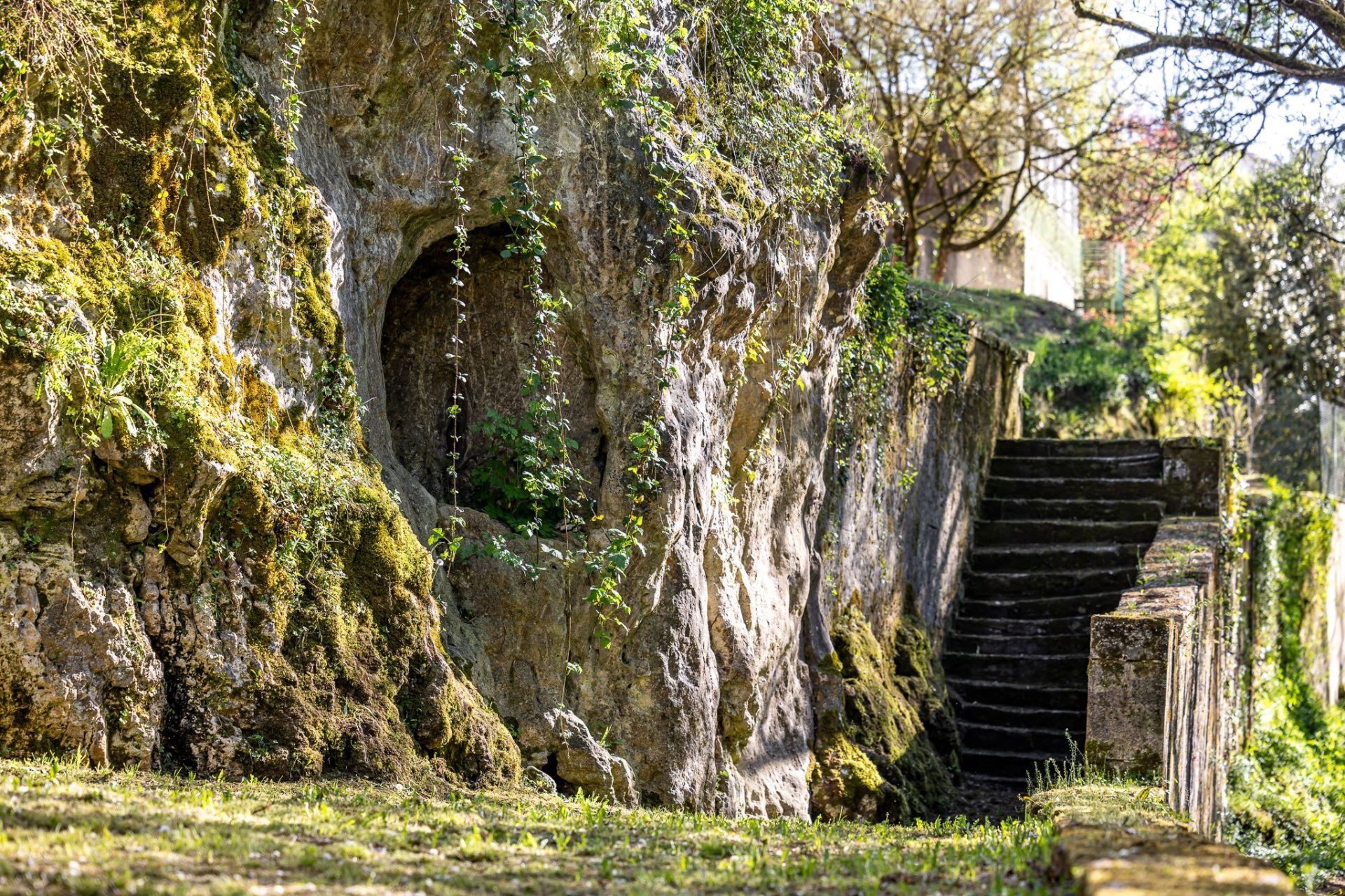 luxury house 10 Rooms for sale on BRANTOME (24310)