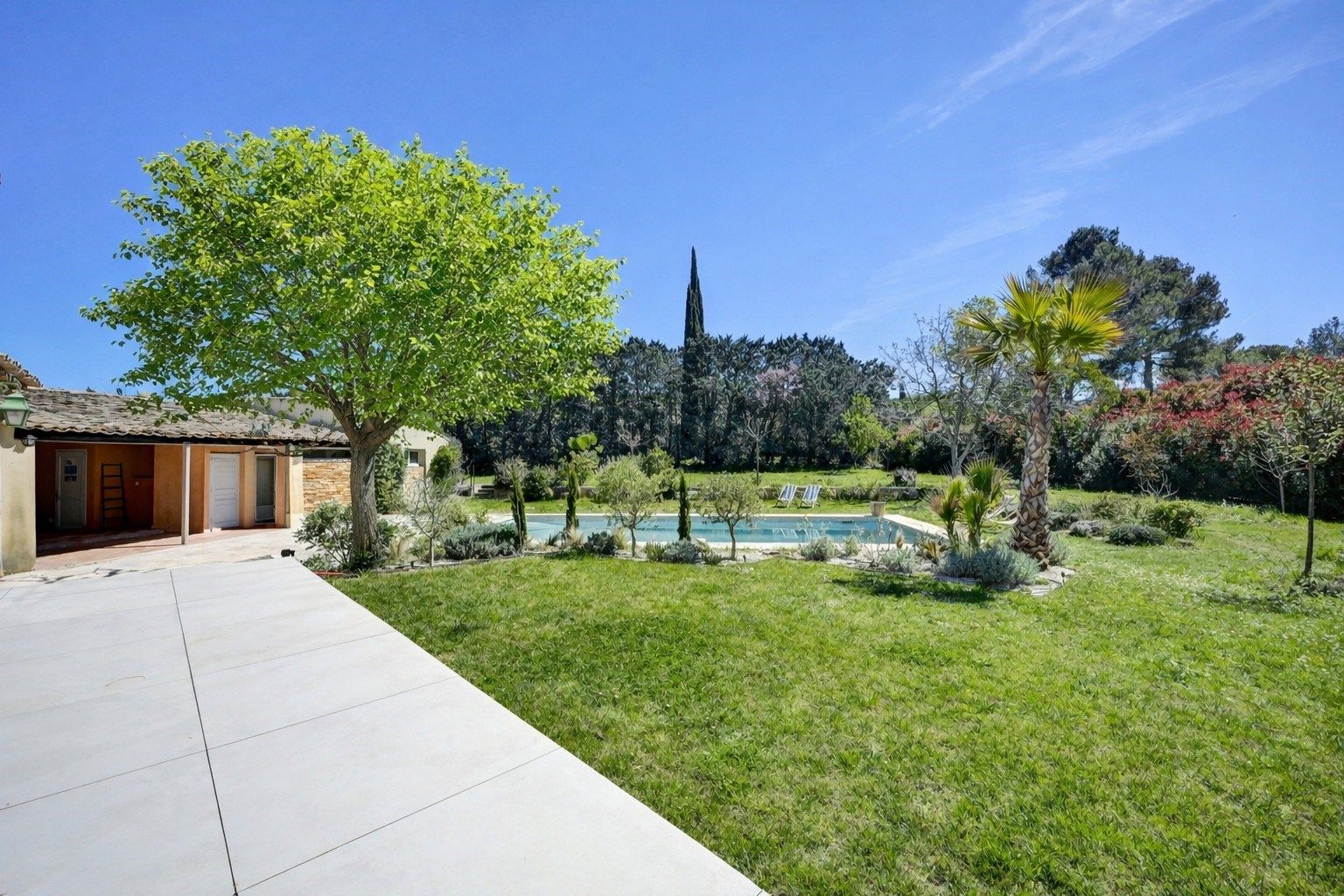 luxury house 7 Rooms for sale on LUYNES (13080)