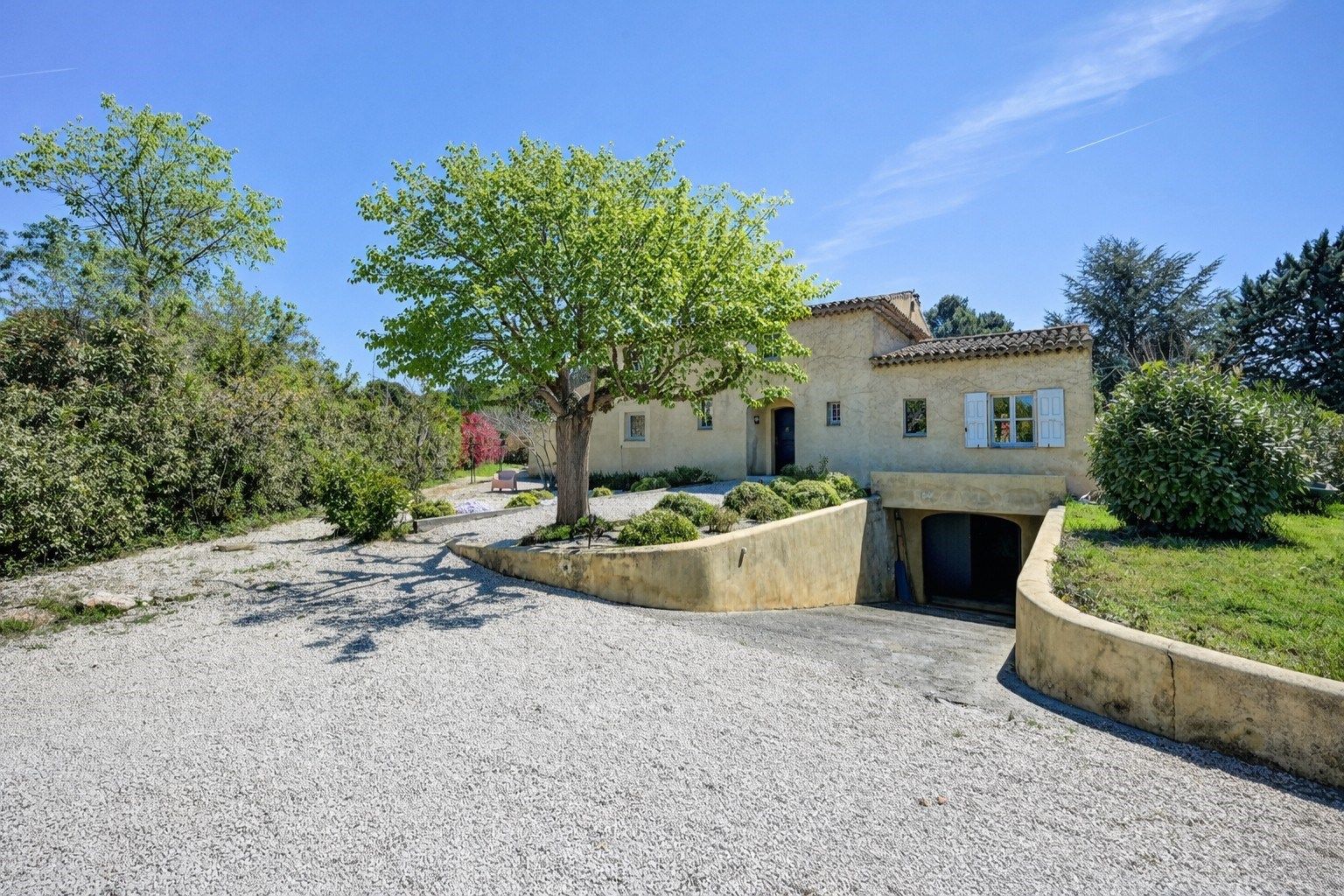 luxury house 7 Rooms for sale on LUYNES (13080)