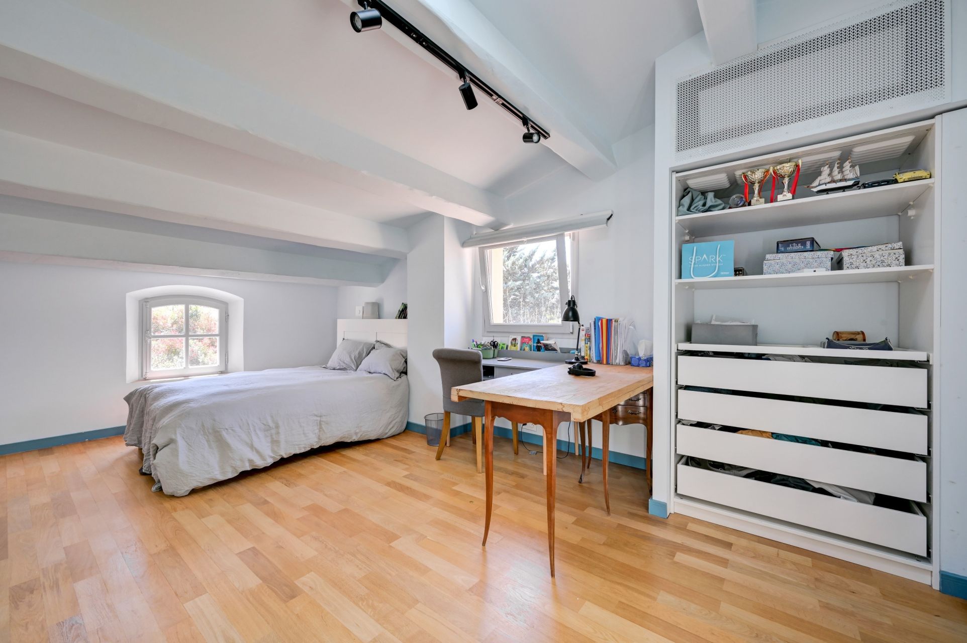 luxury house 7 Rooms for sale on LUYNES (13080)