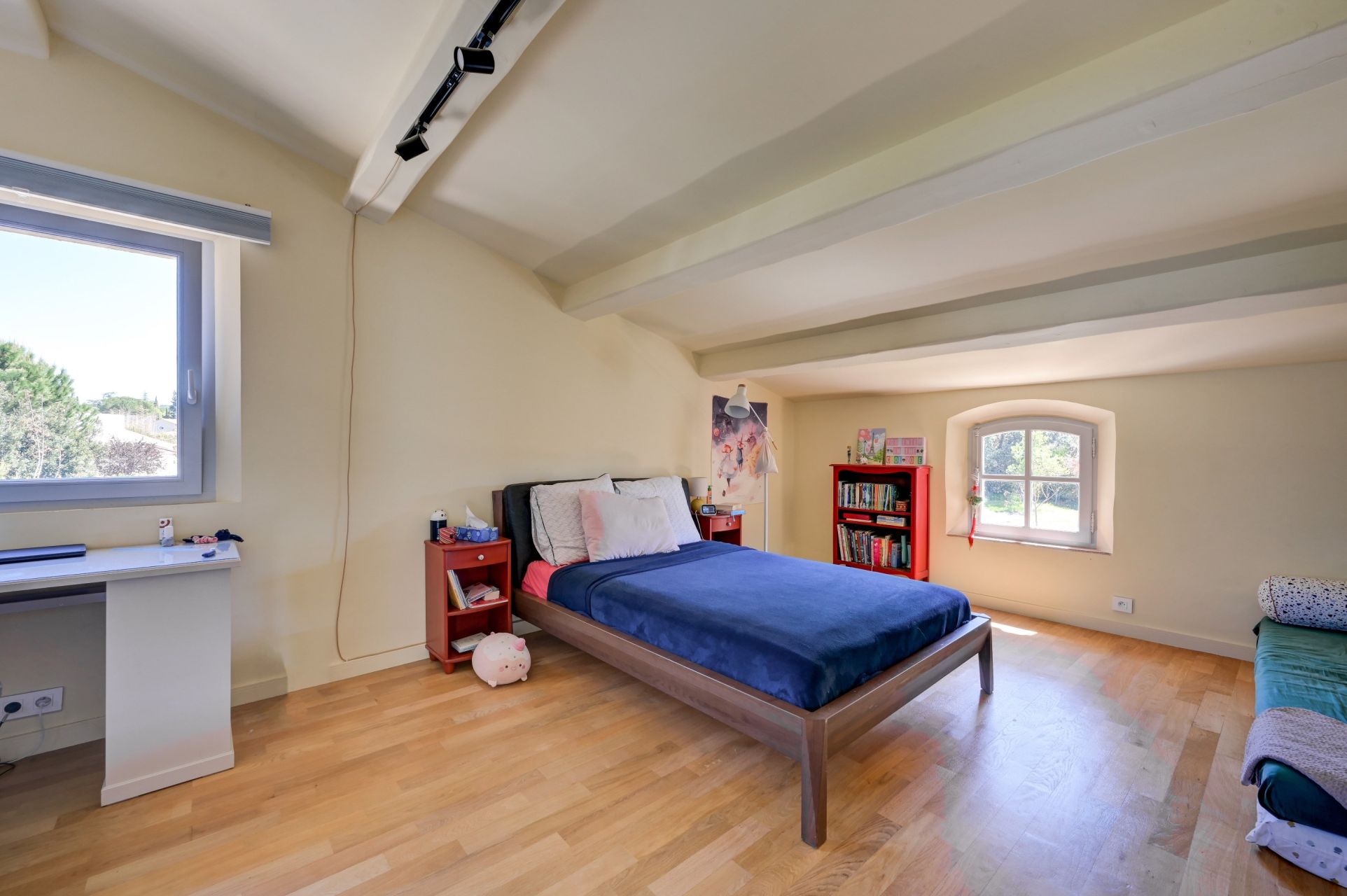 luxury house 7 Rooms for sale on LUYNES (13080)