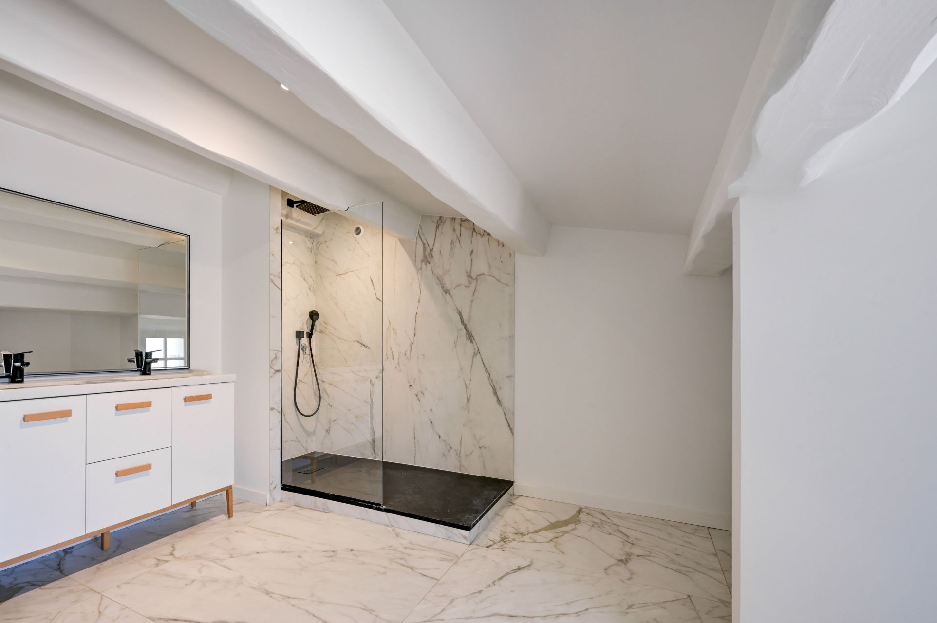 luxury house 7 Rooms for sale on LUYNES (13080)