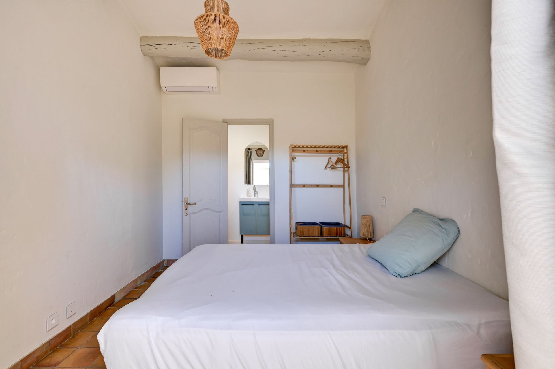 luxury house 7 Rooms for sale on LUYNES (13080)