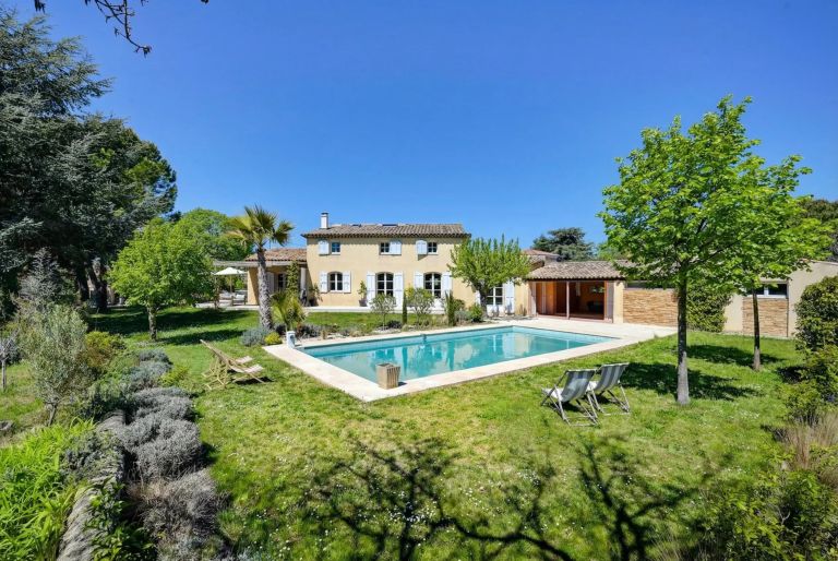 luxury house 7 Rooms for sale on LUYNES (13080)