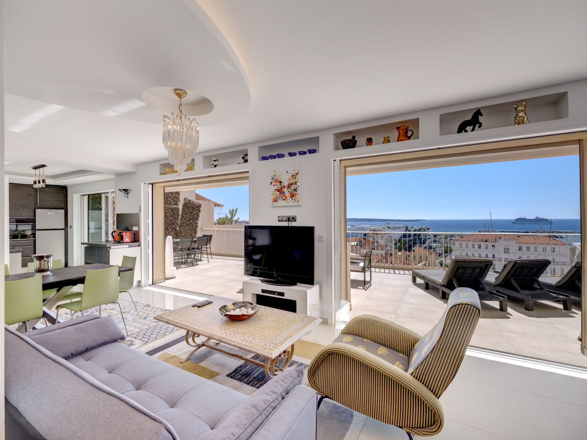 luxury apartment 3 Rooms for sale on CANNES (06400)