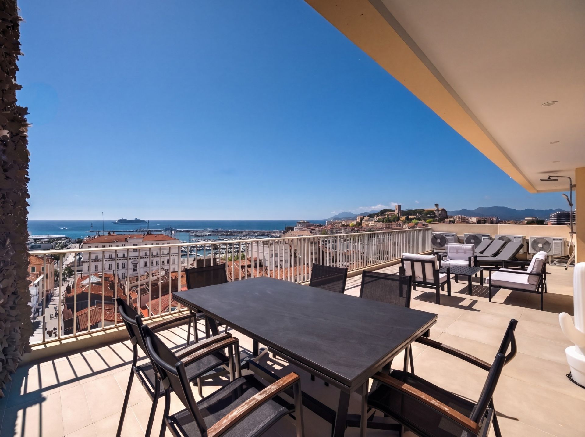 luxury apartment 3 Rooms for sale on CANNES (06400)
